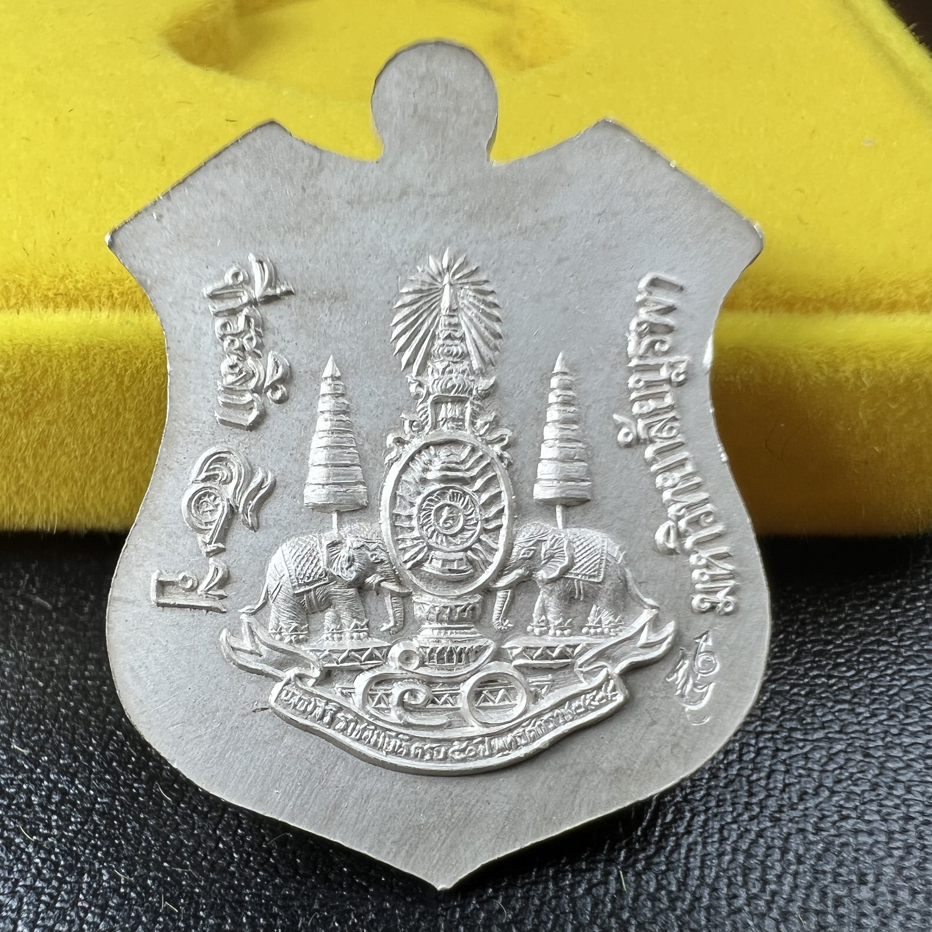 เหรียญหลวงพ่อโสธร ภปร. รุ่นกาญจนาภิเษก จัดสร้างในมงคลวโรกาสที่พระบาทสมเด็จพระเจ้าอยู่หัวรัชกาลที่9 เสด็จเถลิงถวัลย์สิริราชสมบัติ ครบ 50 ปี ในพุทธศักราช 2539 เนื้อเงินลงยา(สีแดง สีเหลือง สีน้ำเงิน สีเขียว)ครบชุดรวม 4 เหรียญ(พิธีใหญ่เข้มขลัง)1 ใน 9950 ชุด