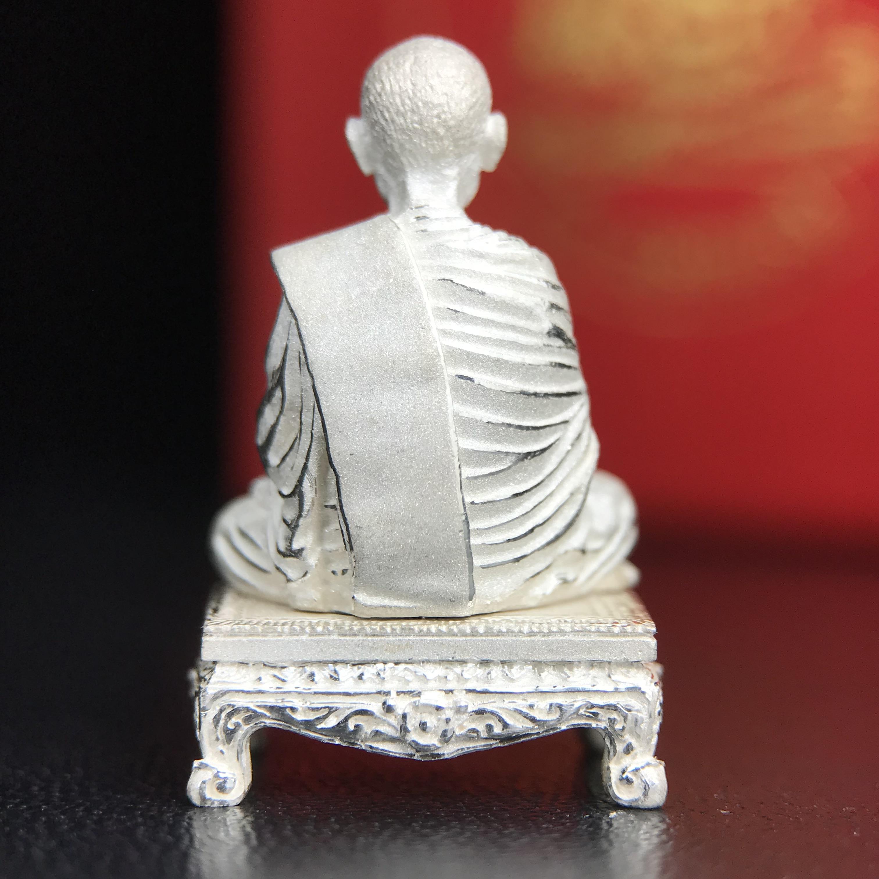 สมเด็จพุฒาจารย์ (โต พรหมรังสี) อนุสรณ์ 128 ปี สมเด็จพระญาณสังวร สมเด็จพระสังฆราช ทรงเมตตาอธิฐานจิต ปี 2543 มหาพุทธาภิเษก 3วาระ รูปเหมือนลอยองค์พิมพ์ใหญ่เนื้อเงิน ขนาด 1.5 x 2.5 ซม. ทรงคุณค่าทั้งด้านความงานด้านพุทธศิลป์ และพุทธคุณ(องค์หมายเลข ๑๐๘(เลขสวย)