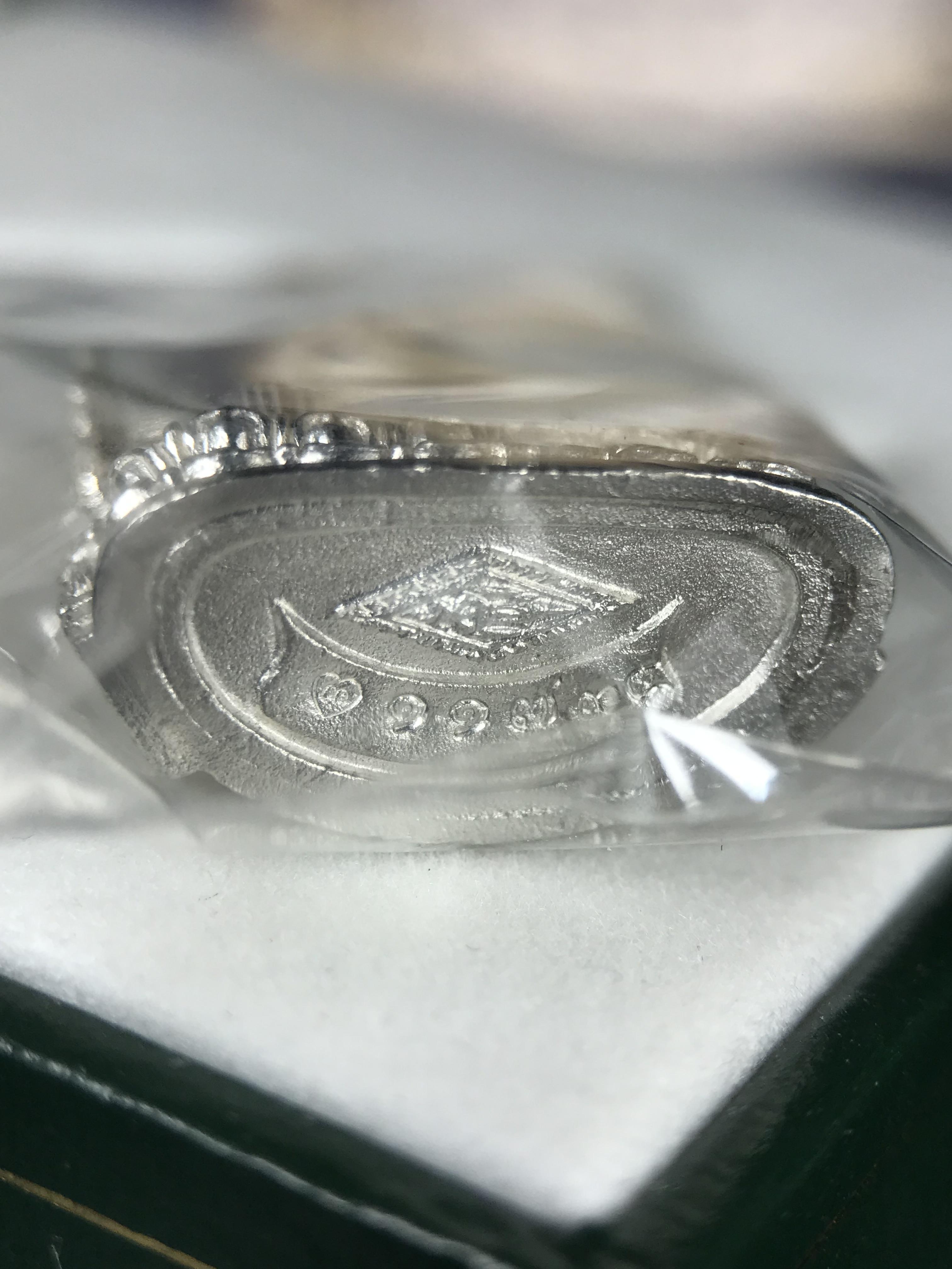 พระพุทธชินราช รุ่นมหาลาภ พิธีพุทธาภิเษกวัดพระศรีรัตนมหาธาตุวรมหาวิหาร จ.พิษณุโลก ปี 2540 เนื้อเงินบริสุทธิ์ 99.9% (นวลเงา)(สภาพผิวเดิมซีนซองเดิม พร้อมกล่องบรรจุเดิมและการ์ดใบรับรองครบสมบูรณ์ (องค์หมายเลข ๑๑๗๓๔)