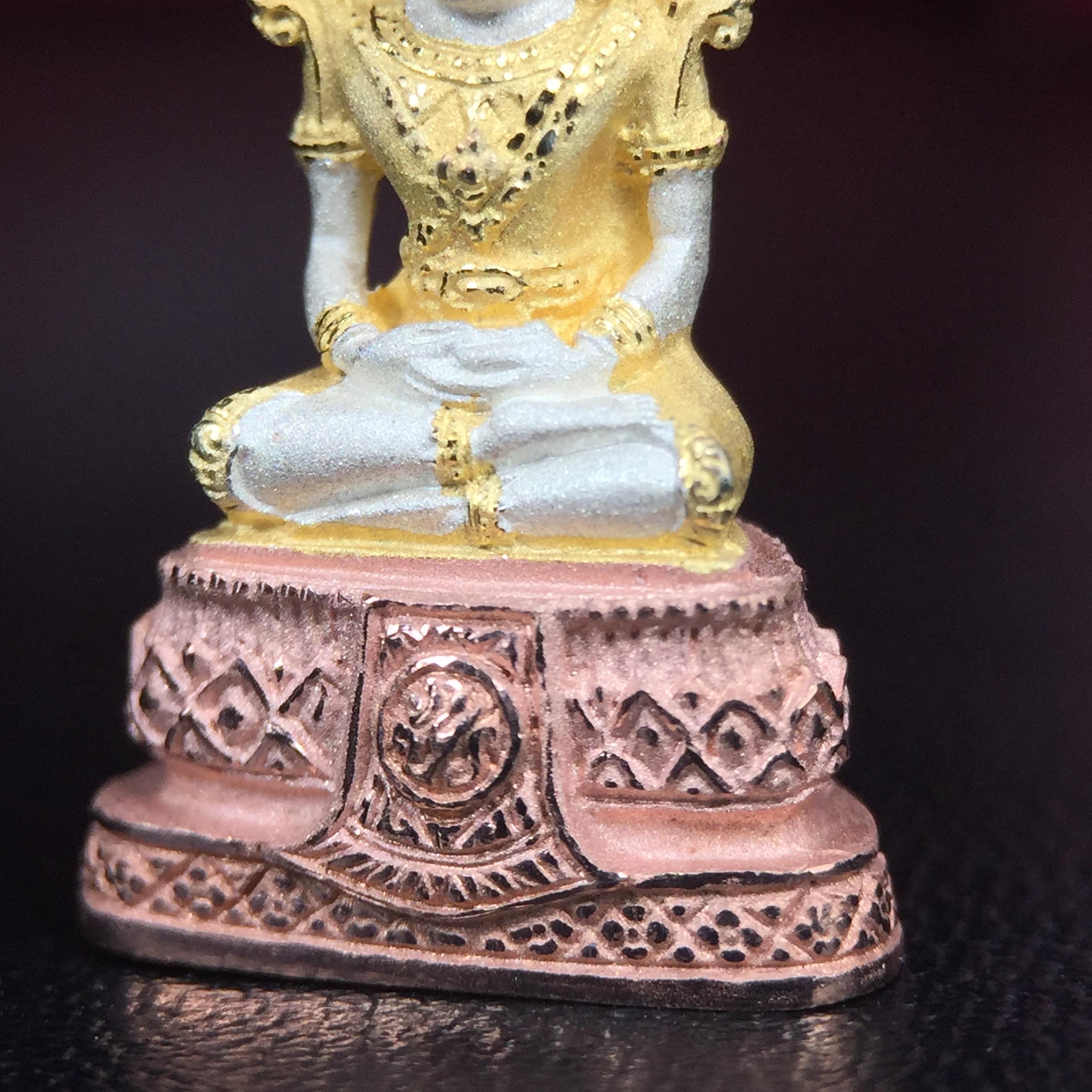 พระแก้วมรกต ภปร.(รุ่นแรก) ปี2545 จัดสร้างในมหาวโรกาส พระบาทสมเด็จพระเจ้าอยู่หัวรัชกาลที่ 9 ครบรอบ 75 พรรษา และฉลองกรุงรัตนโกสินทร์ครบ 220 ปี พิมพ์ลอยองค์เล็ก เนื้อเงินบริสุทธิ์ 92.5%(สามกษัตริย์) ขนาด 10*19 มม. พร้อมกล่องเดิมสวยครบสมบูรณ์(องค์หมายเลข4842)