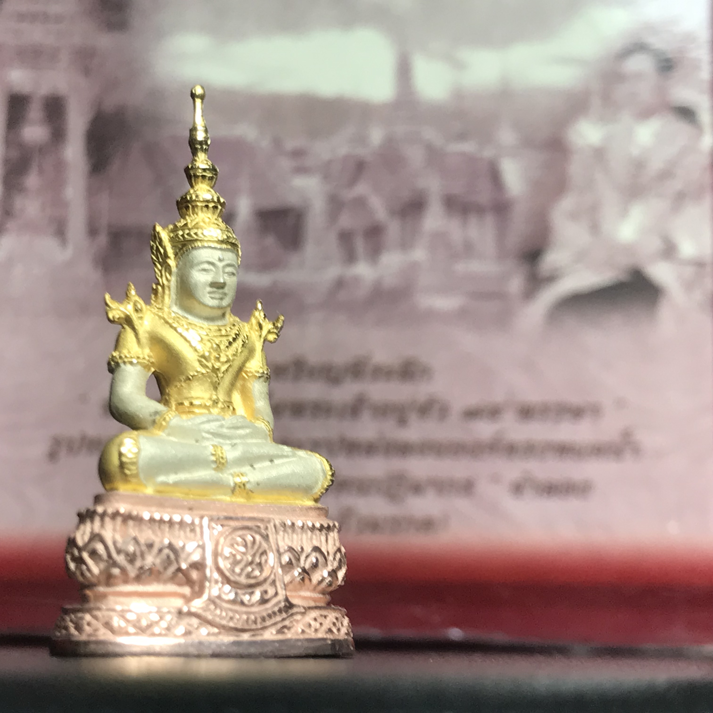พระแก้วมรกต ภปร.(รุ่นแรก) ปี2545 รุ่นฉลองกรุงรัตนโกสินทร์ครบ 220 ปี เนื้อเงินสามกษัตริย์ พิมพ์ใหญ่ หล่อลอยองค์