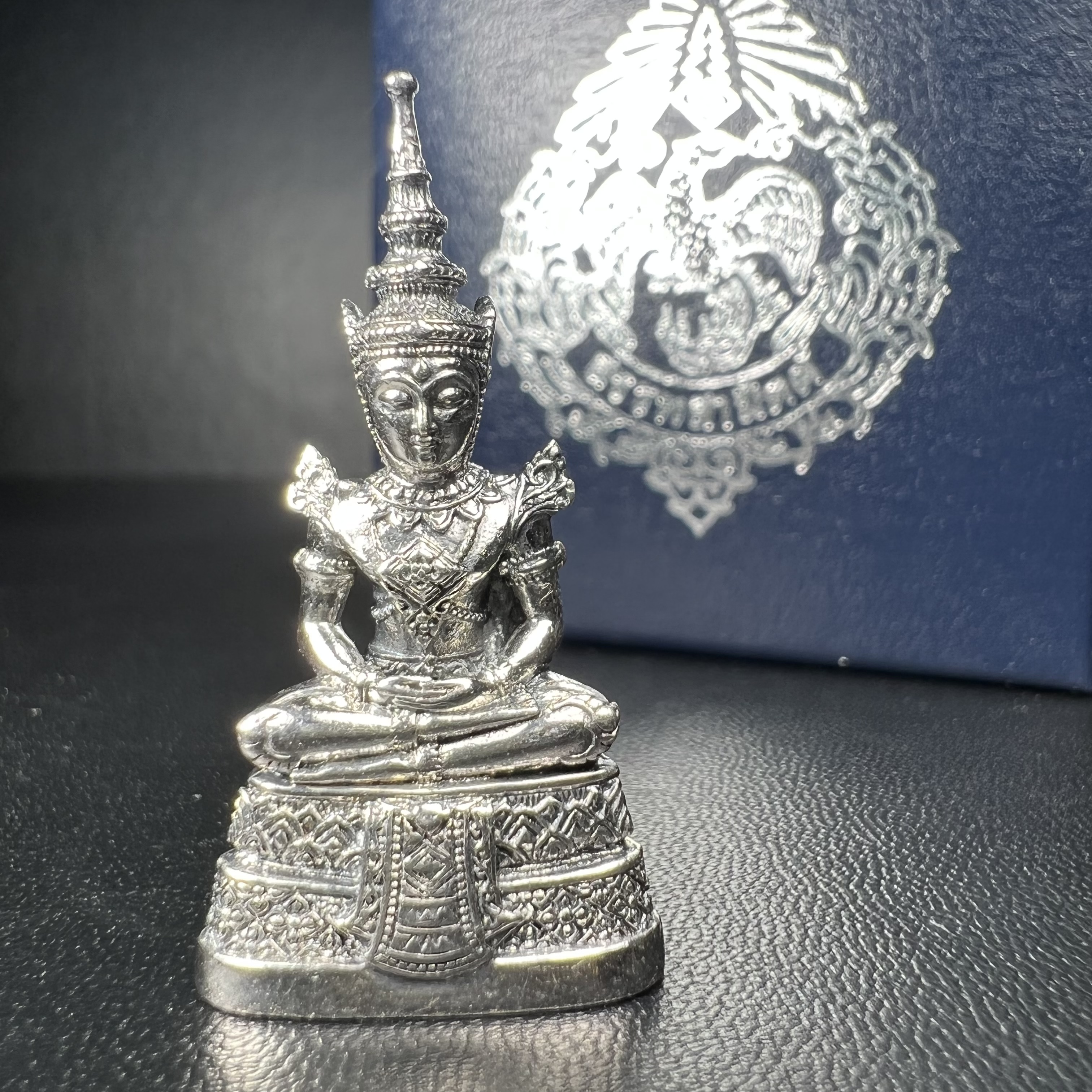 พระแก้วมรกต กรมสรรพสามิตจัดสร้างขึ้นเนื่องในโอกาสครบรอบ 64 ปีของกรมสรรพสามิต และเนื่องในวโรกาสที่พระบาทสมเด็จพระเจ้าอยู่หัวทรงครองราชย์ครบ 50 ปีในปีกาญจนาภิเษก เมื่อ พ.ศ.2539 เนื้อเงินรมดำขัดเงาพร้อมกล่องบรรจุเดิม