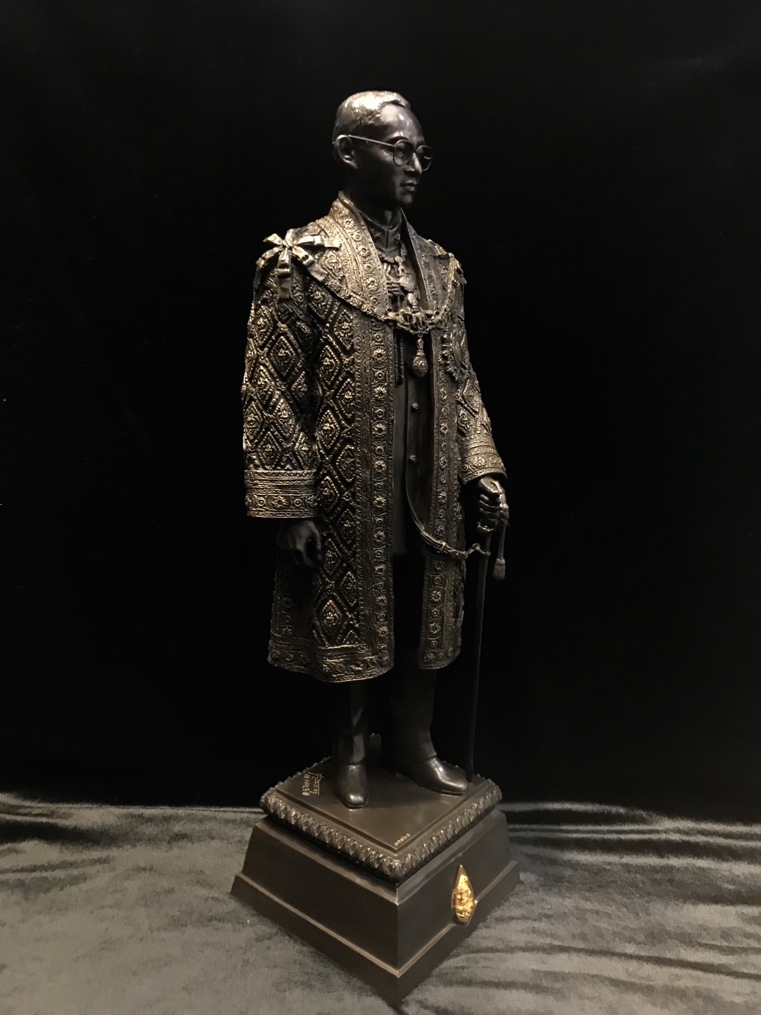 พระบรมรูปจำลองในหลวง รัชกาลที่ ๙ จัดสร้างโดย สมาคมศิษย์เก่าวิทยาศาสตร์ จุฬาลงกรณ์มหาวิทยาลัยและคณะวิทยาศาสตร์ จุฬาลงกรณ์มหาวิทยาลัย ปี2539(พร้อมกล่องบรรจุเดิมและใบรับรองจากผู้จัดสร้าง)