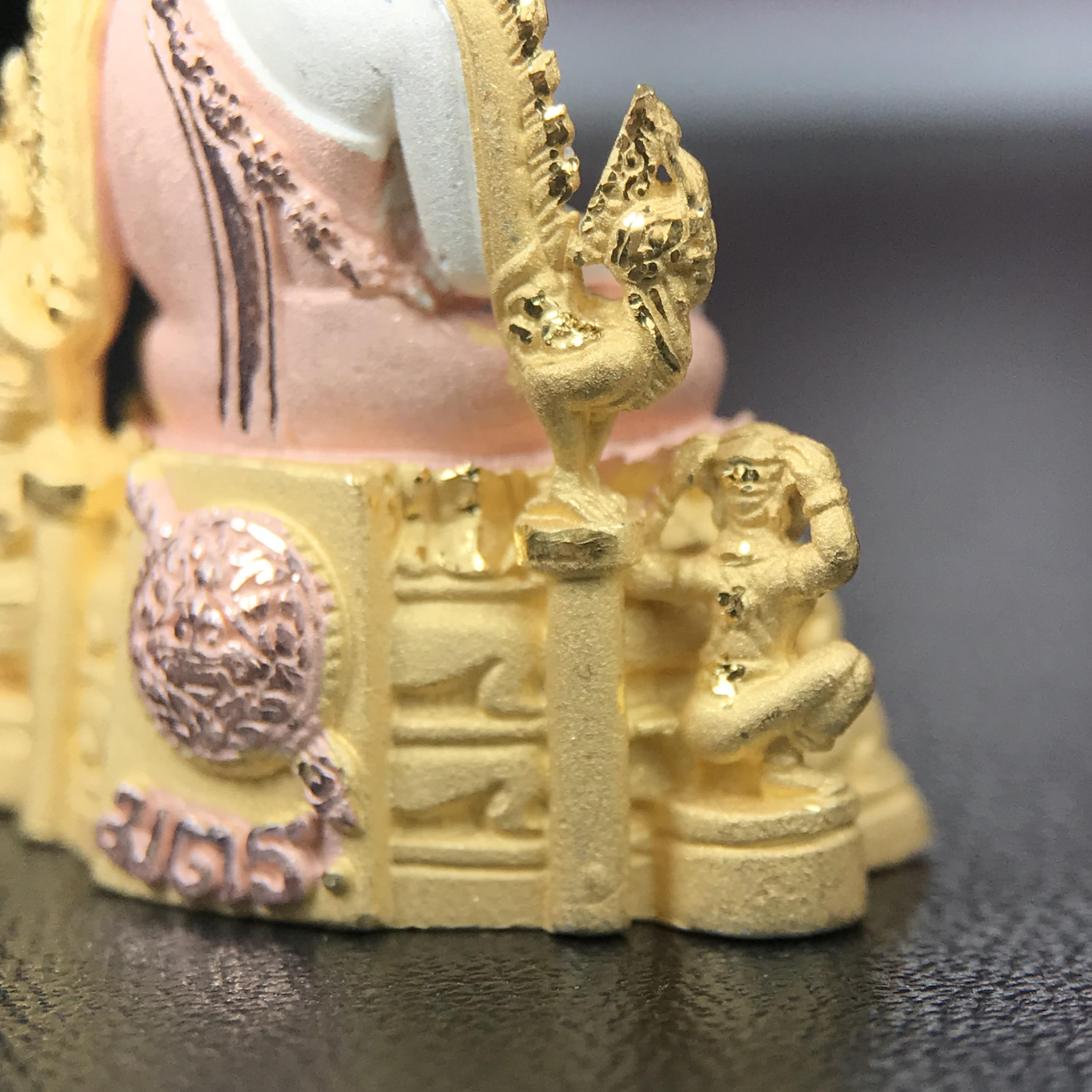 พระพุทธชินราช รุ่น ประวัติศาสตร์ มูลนิธิเพื่อตำรวจไทยจัดสร้าง ปี 2562 เนื้อเงินชุบสามกษัตริย์ขัดเงา พิมพ์พระพุทธชินราช ลอยองค์ แบบจิวเวอร์รี่(ขนาดสูง 3.5 ซม.) (สภาพ สวย ซีนซองเดิม กล่องบบรรจุเดิมครบสมบูรณ์)1 ใน 1999 องค์)