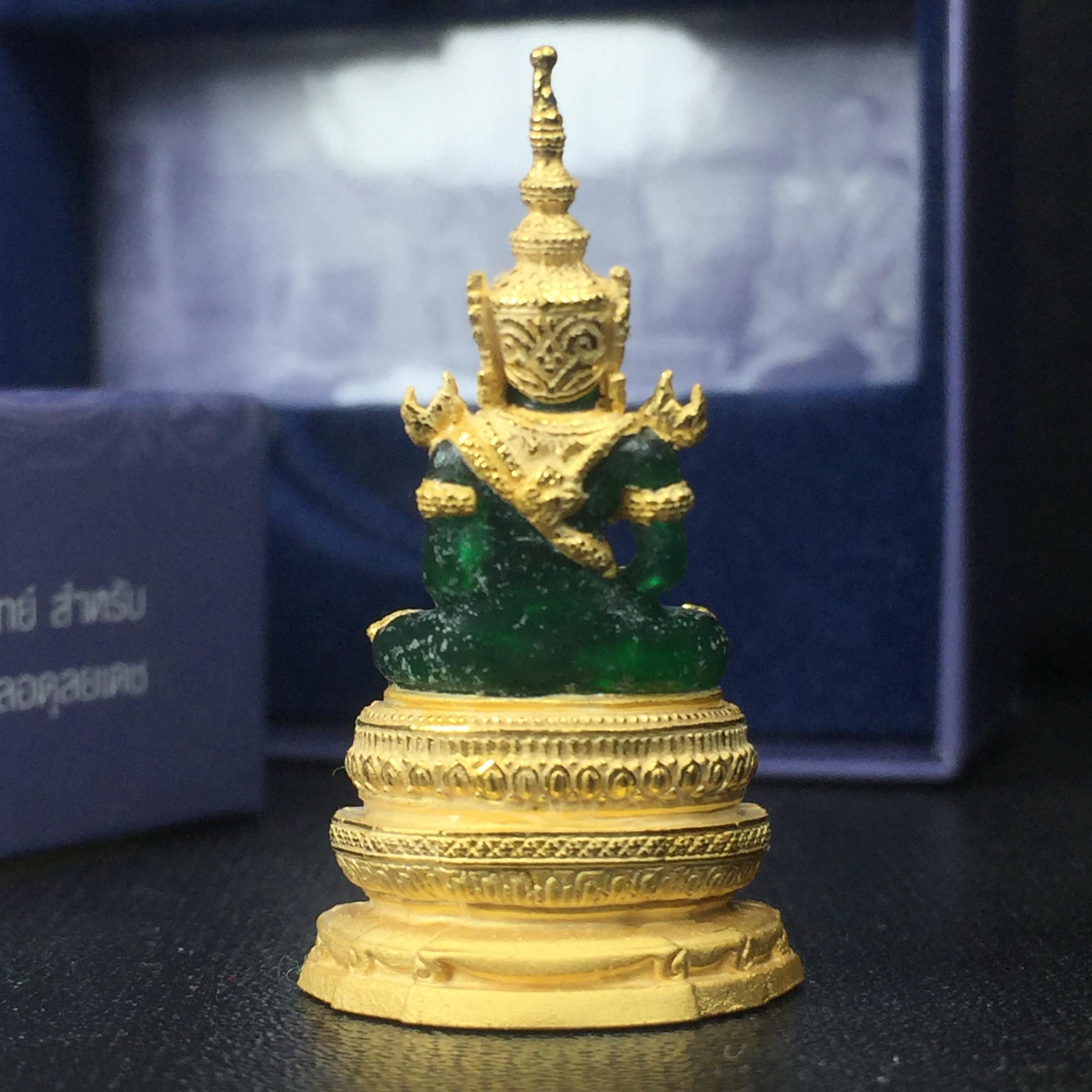 พระแก้วมรกต ภปร. ปี2547 จัดสร้างโดย รพ.ภูมิพลฯ ลอยองค์ หน้าตัก 1/2 นิ้ว เนื้อเรซิ่นหุ้มทองคำ99.99%