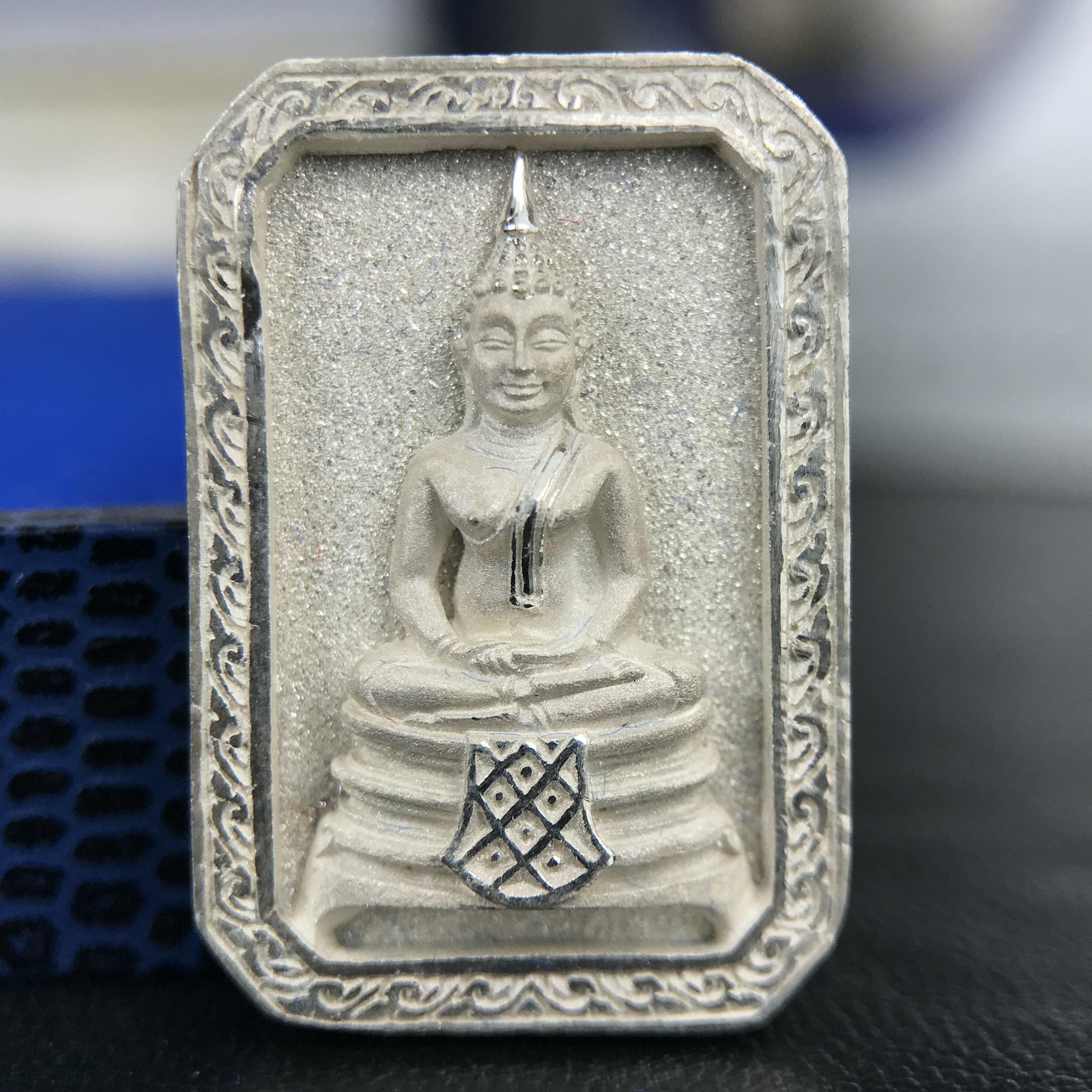 พระพุทธโสธร(หลวงพ่อโสธร) รุ่นสร้างอุโบสถ พิธีมหาพุทธาภิเษก ณ พระอุโบสถวัดโสธรวรารามวรวิหาร ปี 2539 เนื้อเงินทรายนวลขัดเงาบางส่วน พิมพ์แปดเหลี่ยม(หายากสร้างน้อย) สภาพสวยผิวเดิมกล่องบรรจุการ์ดใบรับรองเดิมครบสมบูรณ์