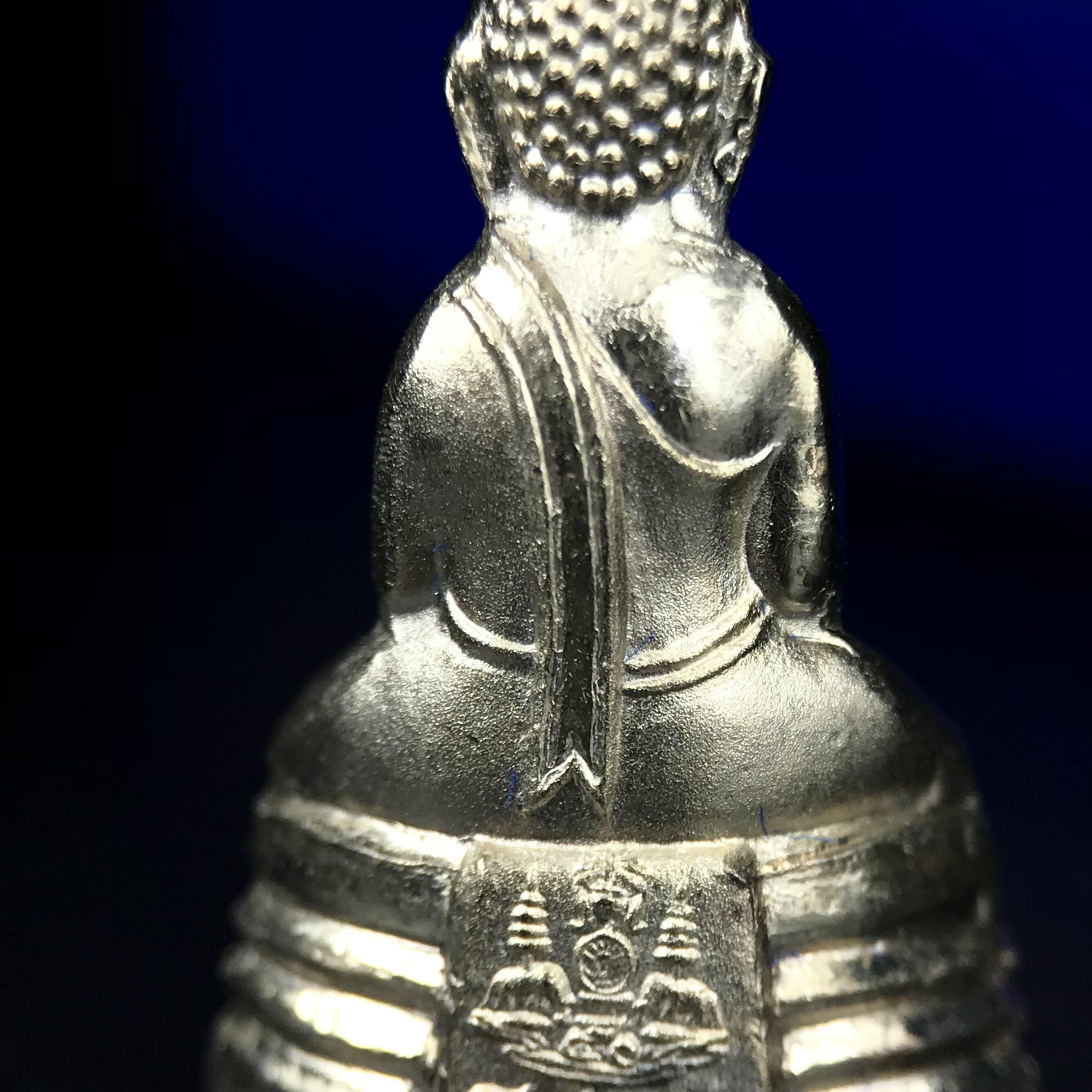 พระกริ่งหลวงพ่อโสธร ภปร. รุ่นกาญจนาภิเษก จัดสร้างในมงคลวโรกาสที่พระบาทสมเด็จพระเจ้าอยู่หัวรัชกาลที่9 เสด็จเถลิงถวัลย์สิริราชสมบัติ ครบ 50 ปี ในพุทธศักราช 2539 เนื้อเงิน(ผิวเดิมสวย)(พิธีใหญ่เข้มขลัง)1 ใน 9950 องค์