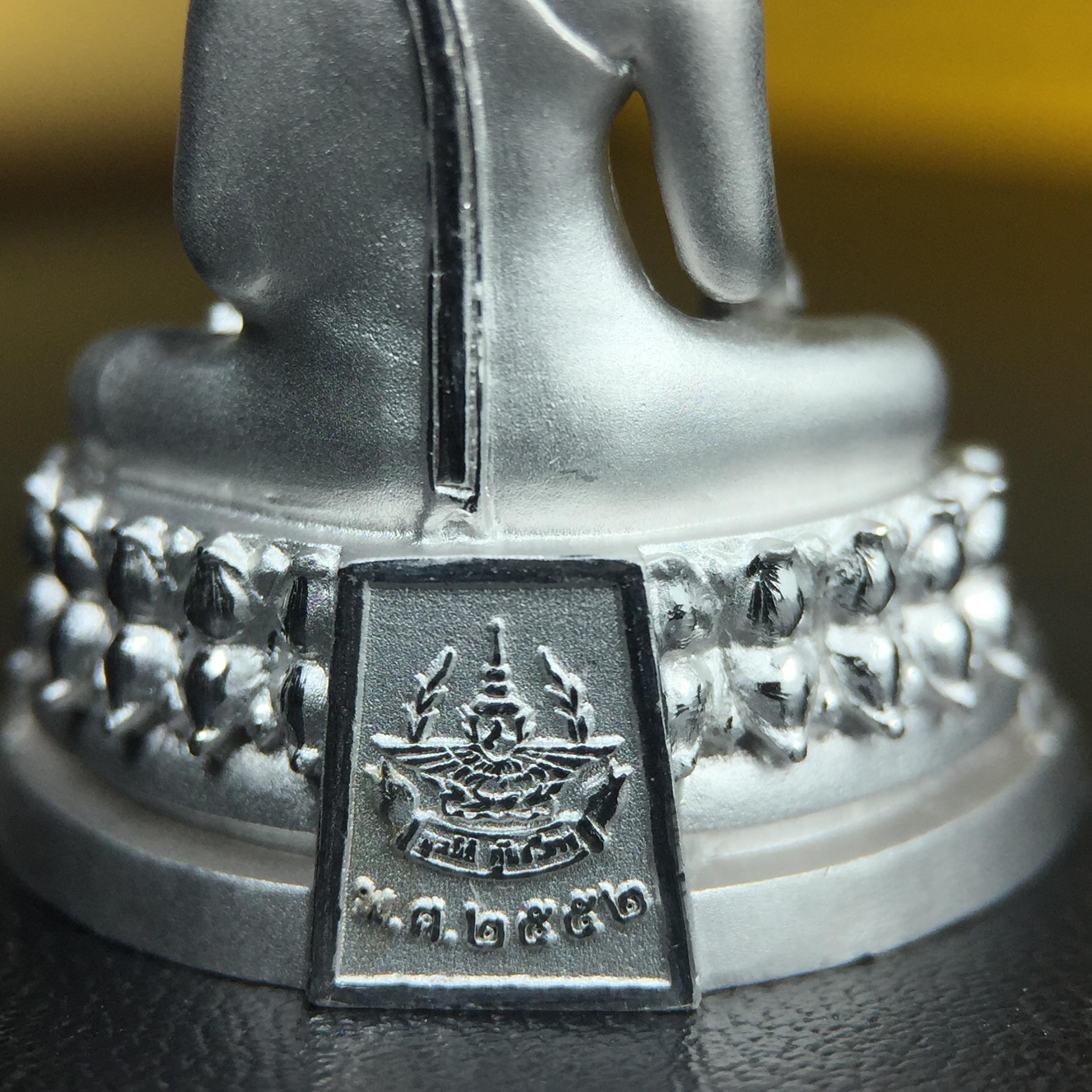 พระพุทธรูปคุ้มเกล้าฯ ภปร.(ใต้ร่มพระบารมี คุ้มเกล้า) 60ปี โรงพยาบาลภูมิพลฯ พ.ศ.2552 เนื้อเงิน ชุบทองคำขาว(พิมพ์ใหญ่ขนาด 35.5*24 มม.)สภาพสวยเดิมพร้อมกล่องบรรจุเดิม ตอกโค๊ดหมายเลขกำกับ หายาก(1ใน5000 องค์)