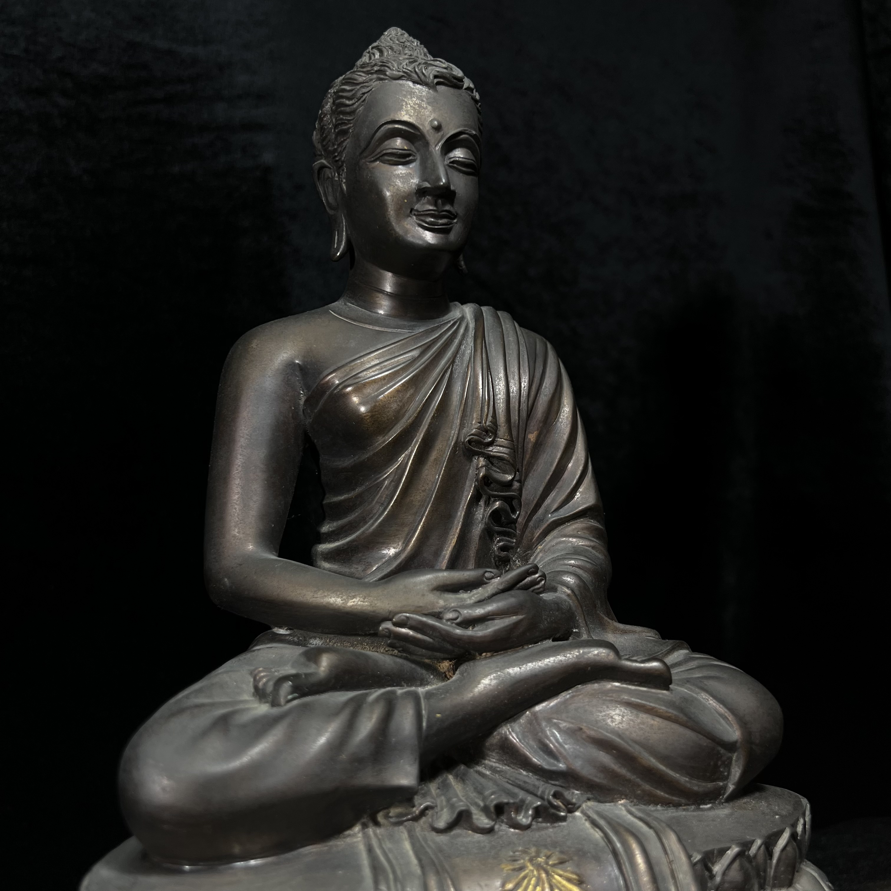 พระพุทธสิทธัตถศาสดา 100 ปี กรมบัญชีกลาง พ.ศ.2533(รุ่นแรก) เนื้อโลหะสำริด รมมันปู หน้าตัก 5.9 นิ้ว (พิธีใหญ่ ศิลป์สวย หายาก)(พระราชทานเม็ดพระธาตุ บรรจุมวลสารใต้ฐานองค์พระ)องค์หมายเลข 63(ผลรวมได้ 9 เลขมหามงคลเจริญก้าวหน้าในทุกด้าน)