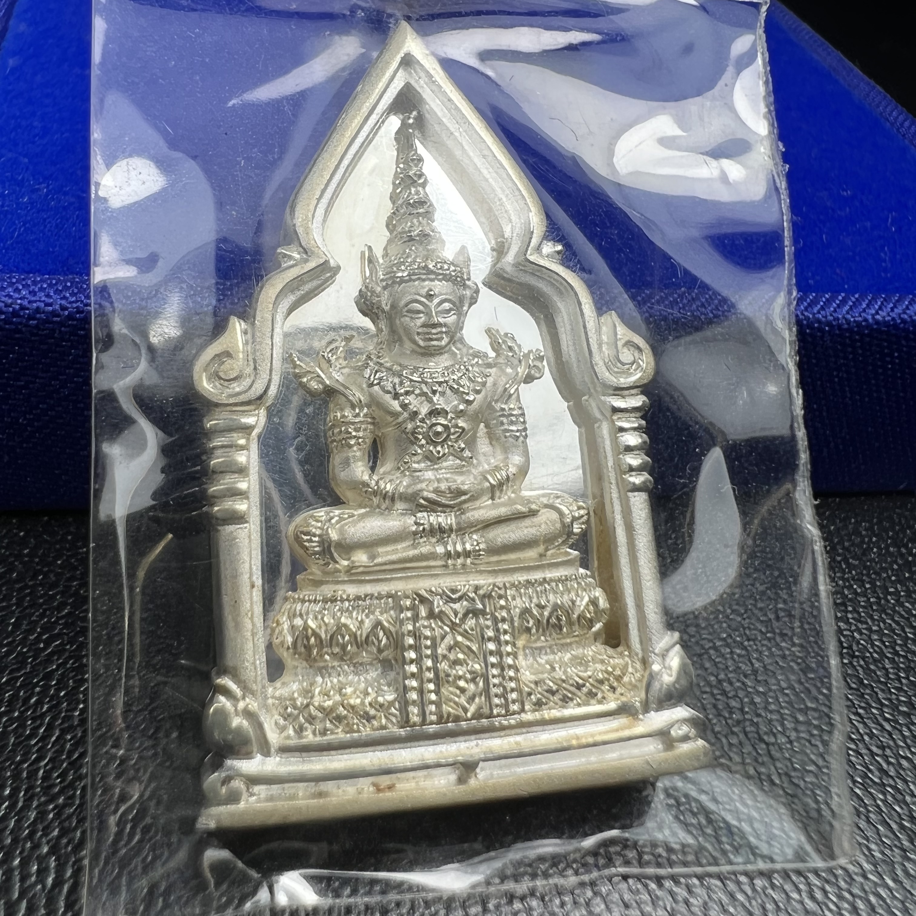 พระพุทธมหามณีรัตนปฎิมากร(พระแก้วมรกต)รุ่น เฉลิมพระเกียรติ วัดพระศรีรัตนศาสดารามราม(วัดพระแก้ว) ปี2543 เนื้อเงินพิมพ์ซุ้มกนกใหญ่ สภาพสวยซีนเดิมกล่องครบ