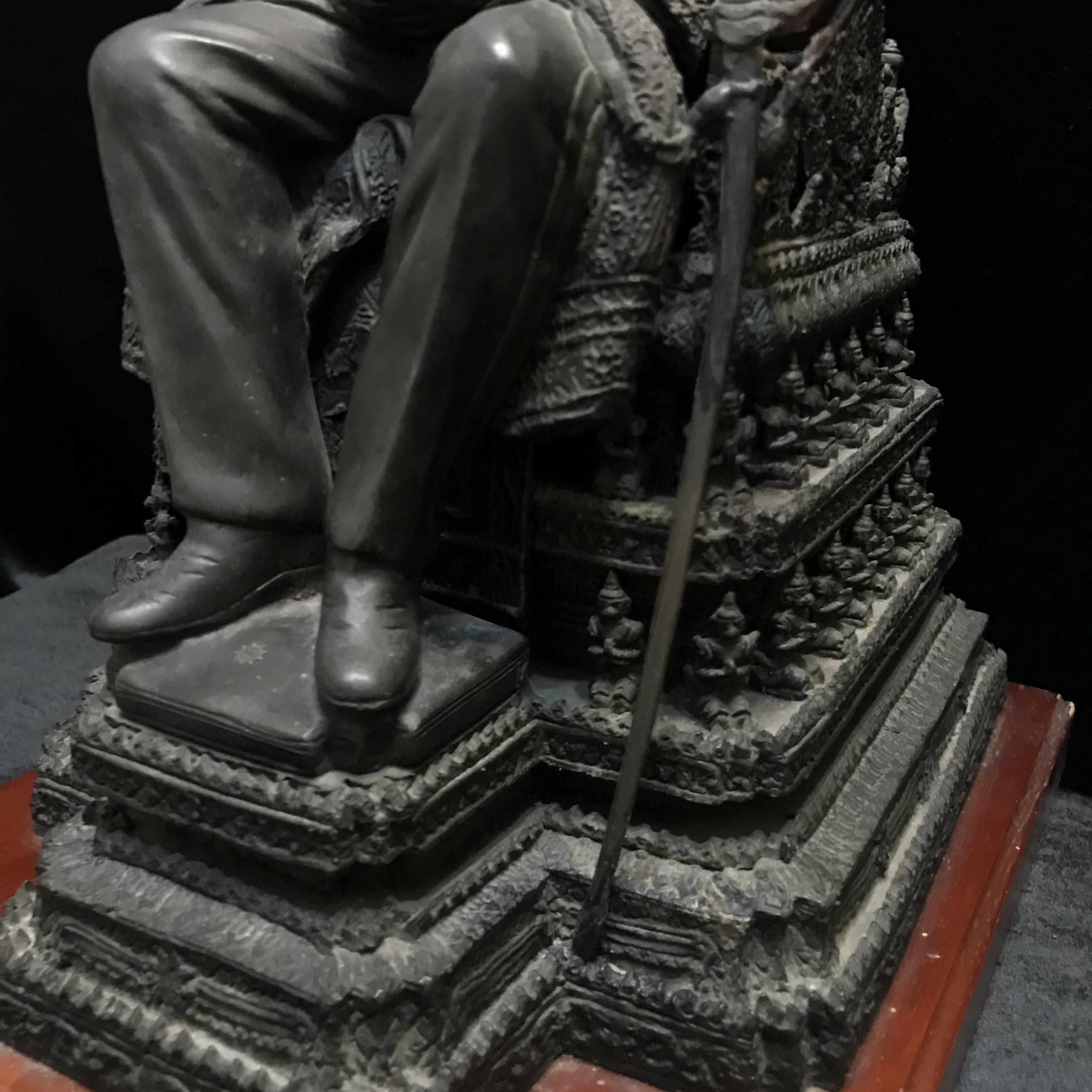 พระบรมรูปพระบาทสมเด็จพระเจ้าอยู่หัวรัชกาลที่9(นั่งบัลลังก์) กระทรวงมหาดไทยจัดสร้าง ปี2539(นิยม)