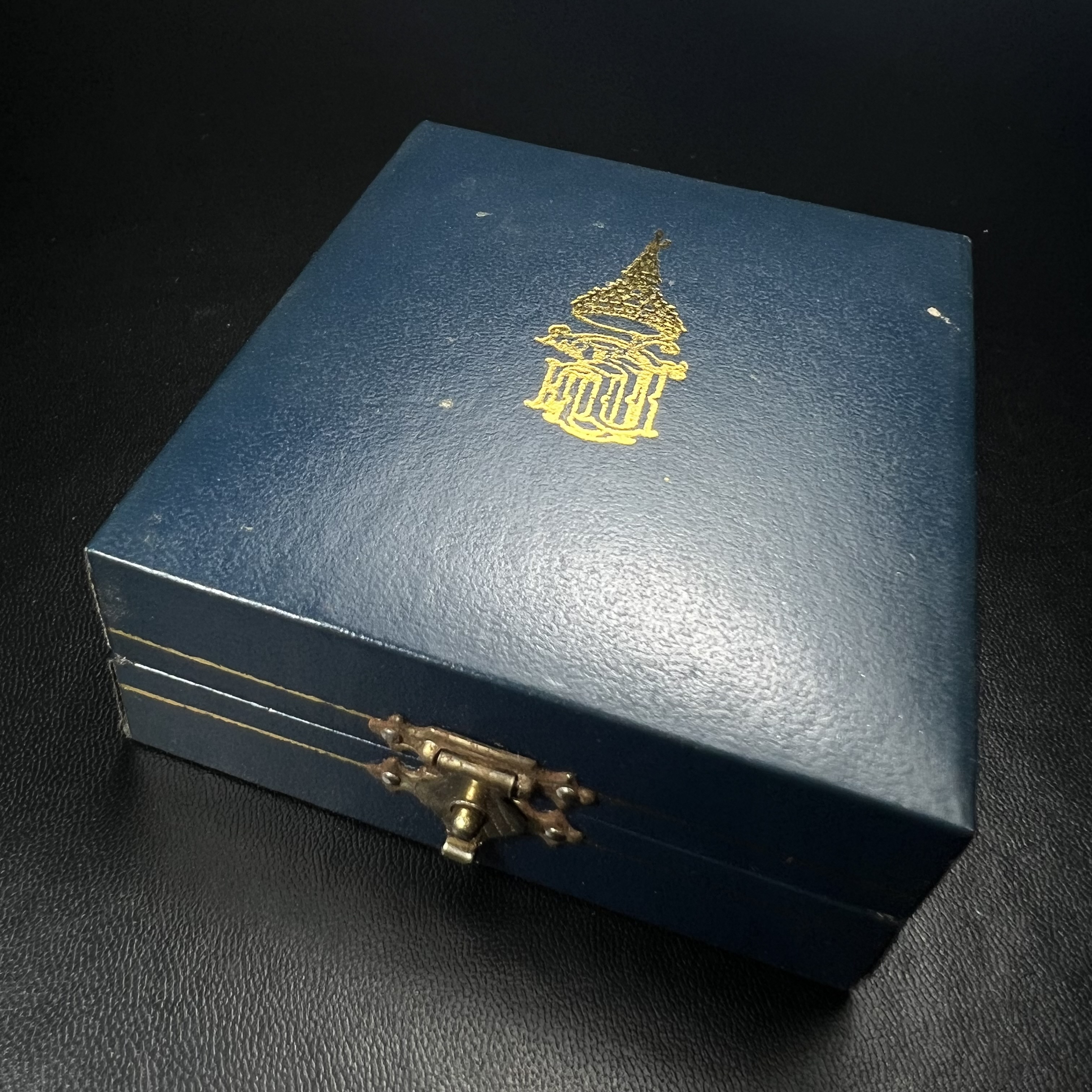 พระกริ่ง-พระชัยวัฒน์ไพรีพินาศ วัดบวรนิเวศวิหาร รุ่นผ้าป่าสิงห์บุรีปี2528(ชนวนมวลสารไพรีรุ่นแรก)(1ใน1500ชุด)สภาพสวยพร้อมกล่องบรรจุเดิมชุดกรรมการรับพระราชทานจากสมเด็จพระเทพในวโรกาสเด็จพระราชดำเนินทรงประกอบพิธีวางศิลาฤกษ์พระอุโบสถวัดตรีทศเทพวรวิหาร(หายากมาก)