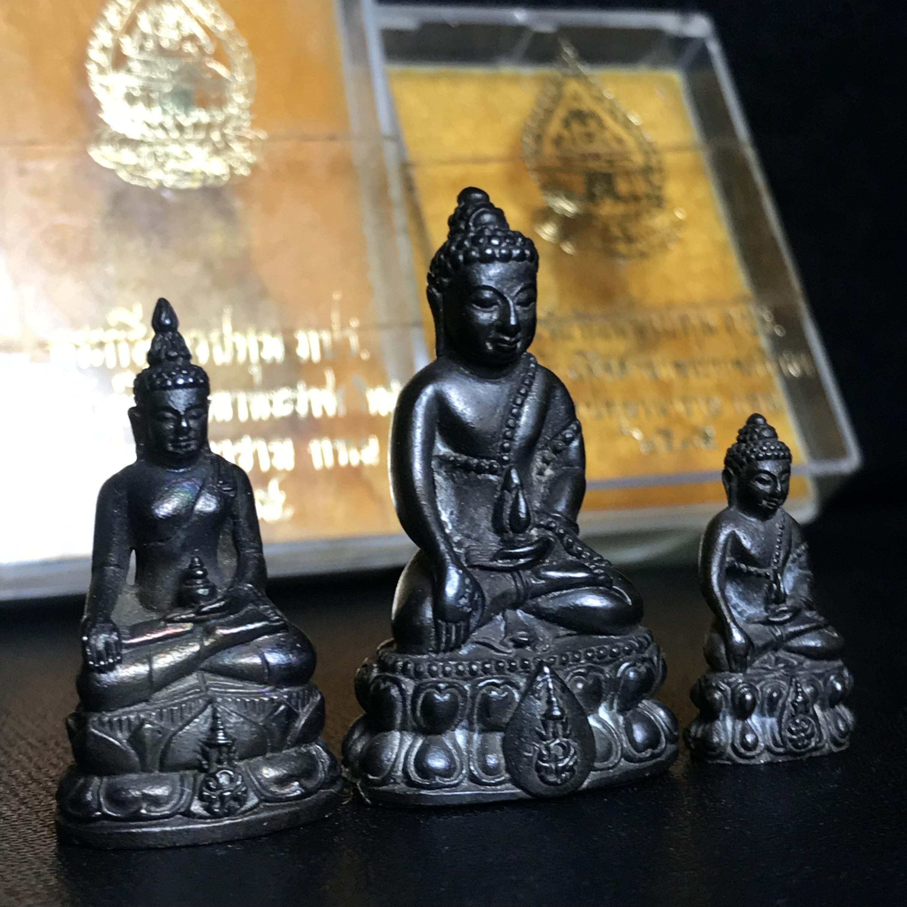 พระกริ่งนวปทุม ภปร.-พระชัยวัฒน์นวปทุม ภปร.-พระกริ่งไพรีพินาศ ภปร. รุ่นแรก วัดปทุมวนาราม ครบชุดเนื้อนวโลหะ ปี2535(ในหลวงรัชกาลที่9เสด็จเททอง)(1ใน3000องค์)หายาก