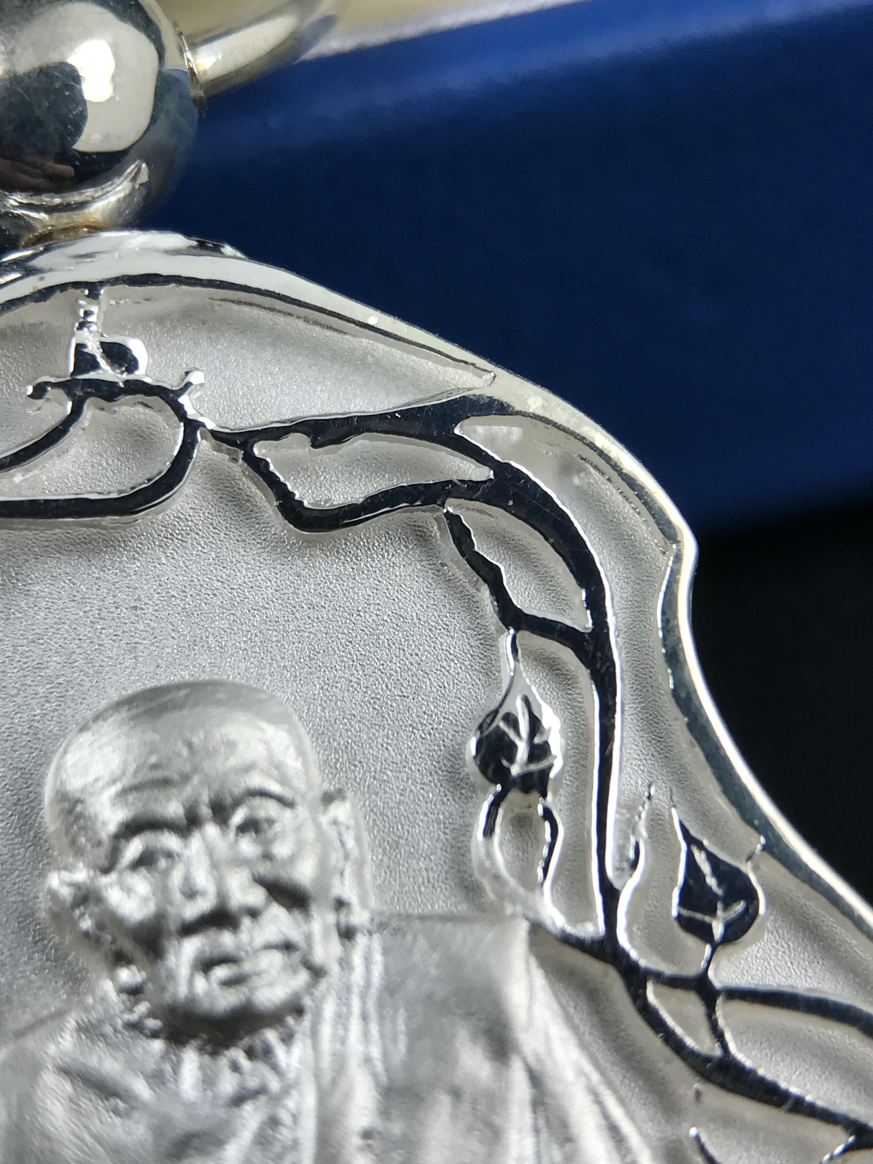 เหรียญหลวงปู่ทวด พระนามาภิไธย สก. แบบงานฉลุโบราณ(HAND MADE) ปี 2544 เนื้อเงิน(ผิวสวย) พิธีปลุกเสก ณ อุโบสถวัดช้างให้ และ พิธีมังคลาภิเษก ณ พระอุโบสถ วัดพระศรีรัตนศาสดาราม(วัดพระแก้ว) (1 ใน 2000 เหรียญ)พบเจอน้อยหายากมาก