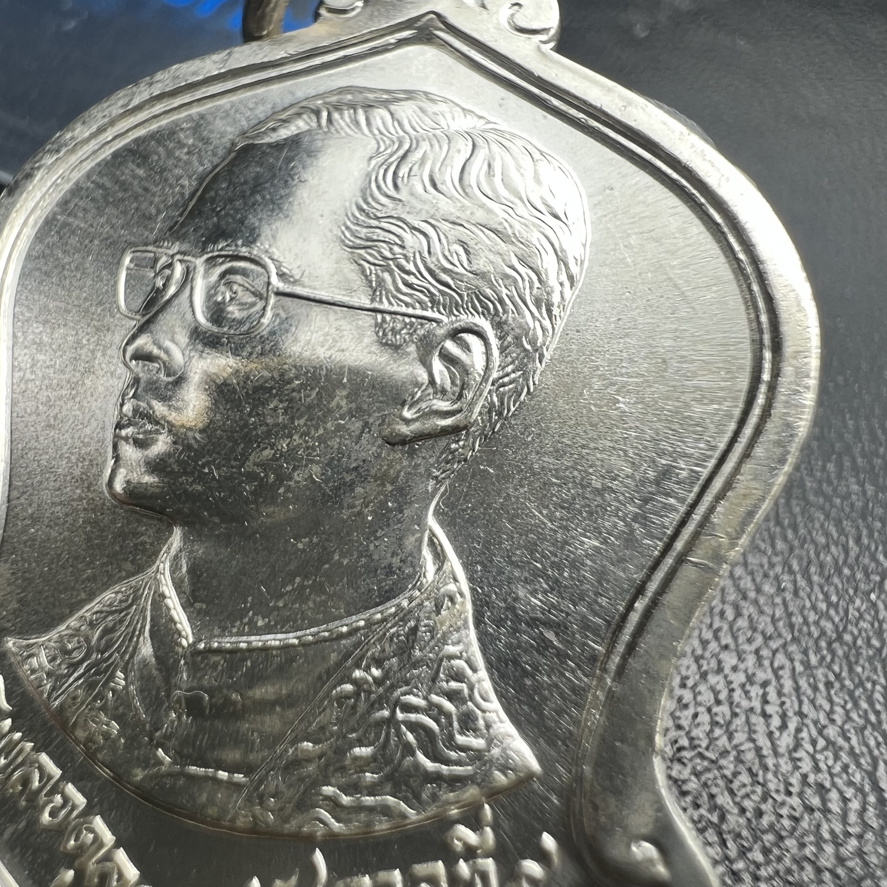 เหรียญเสมาที่ระลึกเนื่องในวโรกาสมหามงคลเฉลิมพระชนมพรรษาในหลวงรัชกาลที่9 ครบ 5 รอบ 60 พรรษา ปี 2530 จัดสร้างโดยกรมธนารักษ์ กระทรวงการคลัง เนื้อเงิน(คัดสภาพสวยซีนซองเดิม)(ทรงเสมาระฆังคว่ำ)เนื้อเงินสร้างน้อย 1 ใน 8602 เหรียญ