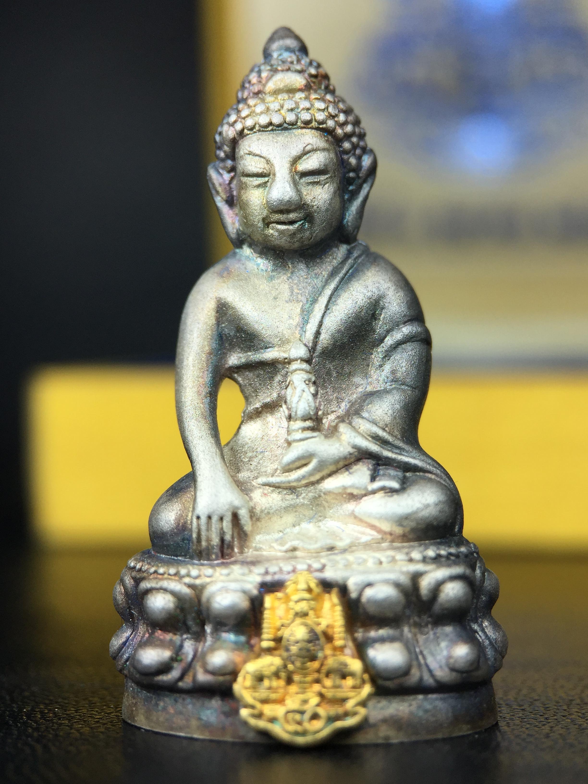 พระกริ่งสมเด็จญาณ วัดบวรนิเวศวิหาร เนื้อเงินบริสุทธิ์ 92.5% ตรากาญจนาภิเษกทองคำ(เนื้อทองคำแท้) พระราชทานแจกเมื่อ 3 ตุลาคม 2538 จัดสร้างในวโรกาส สมเด็จพระญาณสังวร สมเด็จพระสังฆราช ฉลองพระชนมายุครบ 82 พรรษา และฉลองครองราชสมบัติครบ 50 ปี รัชกาลที่ 9(หายาก)