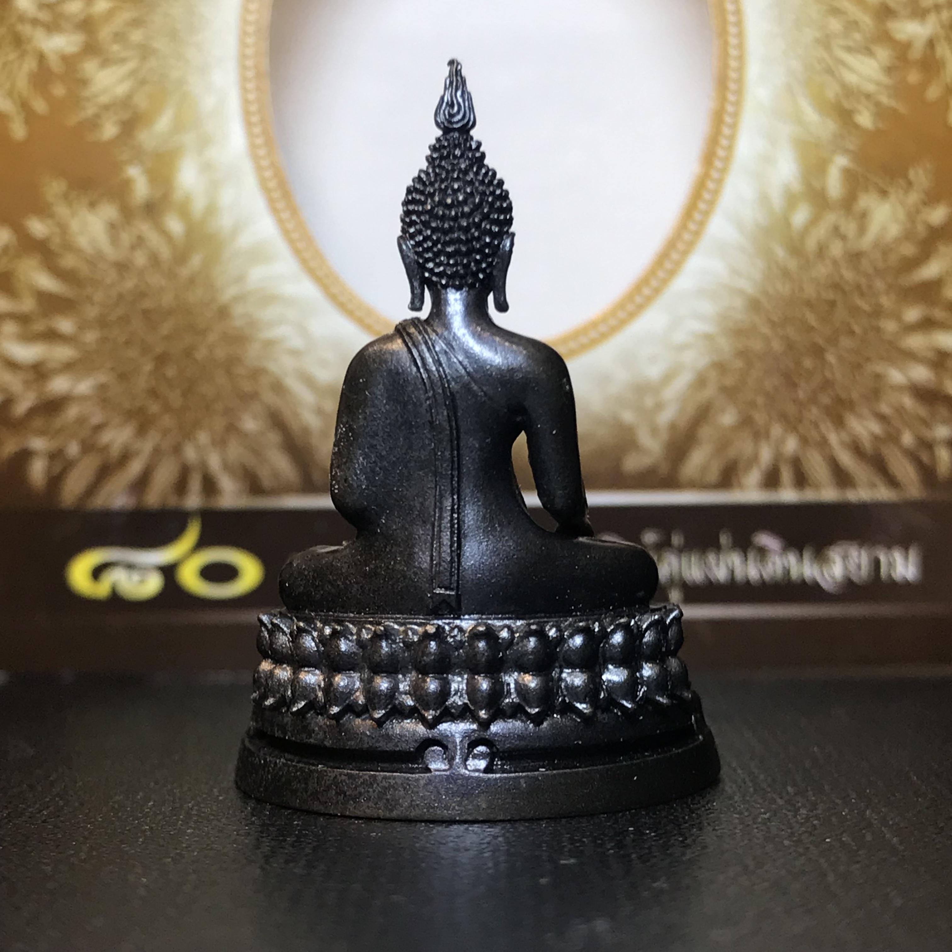 พระพุทธรูปคุ้มเกล้า ภปร. มหามงคล 80พรรษา “รุ่นเย็นศิระเพราะพระบริบาล 80พรรษา มหากษัตริย์คู่แผ่นดินสยาม” เนื้อนวโลหะรมดำ พิมพ์ใหญ่ ขนาด 18*35 มม.