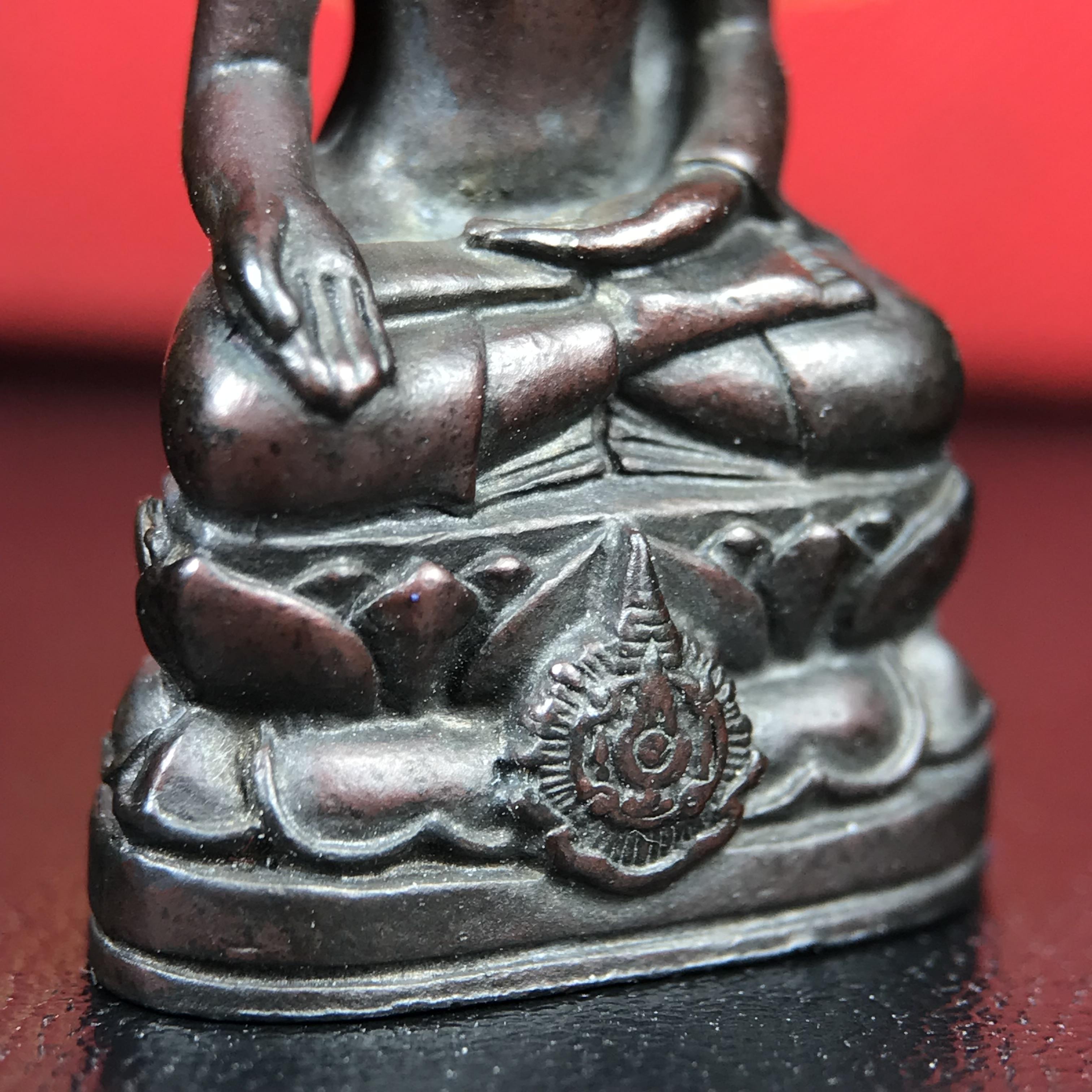 พระกริ่งไพรีพินาศ บรรจุเหล็กไหล ครั้งแรกและครั้งเดียวในประวัติศาสตร์ เฉลิมพระเกียรติ พระบาทสมเด็จพระเจ้าอยู่หัวรัชกาลที่9 พระชนมพรรษา 6 รอบ ปี2542 เนื้อนวโลหะผสมทองคำ(บรรจุเหล็กไหล)ดีนอก-ดีใน พิธีใหญ่ มวลสารเด่น (หายาก)