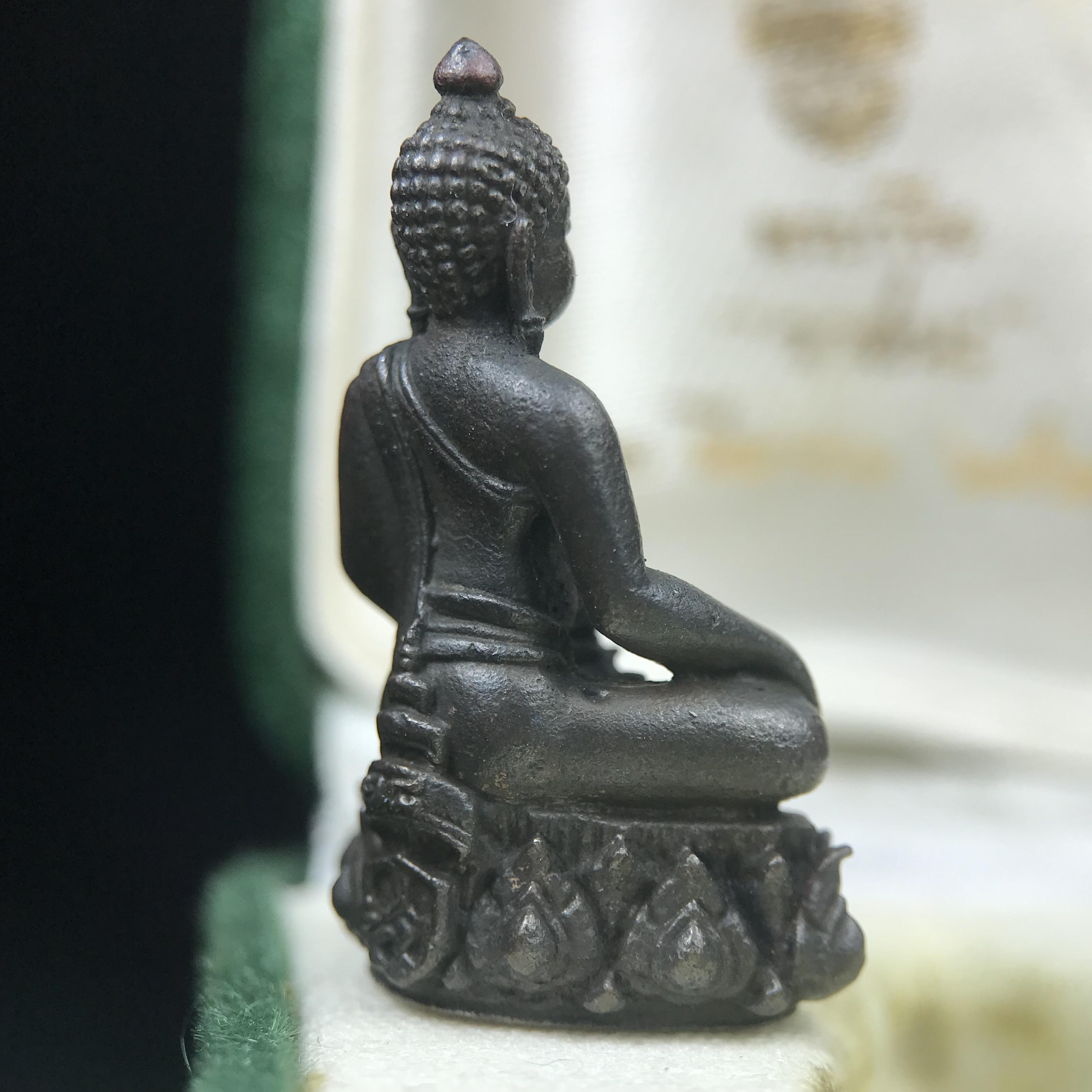 พระกริ่งวาสนา(รุ่นแรก) 80 พรรษา สมเด็จพระสังฆราช (วาสน์) วัดราชบพิธฯ ปี2521 เนื้อนวโลหะ(ตอกโค๊ตพระปิดตา) โดยมีหลวงปู่โต๊ะ วัดประดู่ฉิมพลีร่วมปลุกเสก พร้อมกล่องบรรจุเดิม(รุ่นแรก คอตั้งตรงได้สัดส่วน หายาก)