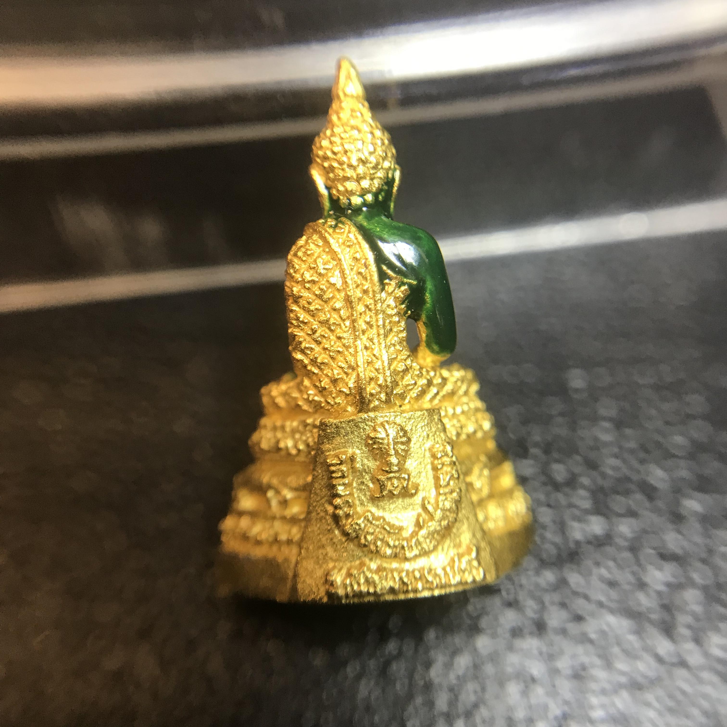 พระพุทธมหามณีรัตนปฏิมากร(พระแก้วมรกต) วัดพระศรีรัตนศาสดาราม สำนักพระราชวัง จัดสร้าง พิมพ์ฤดูฝน(บรรจุมวลสารใต้ฐาน)