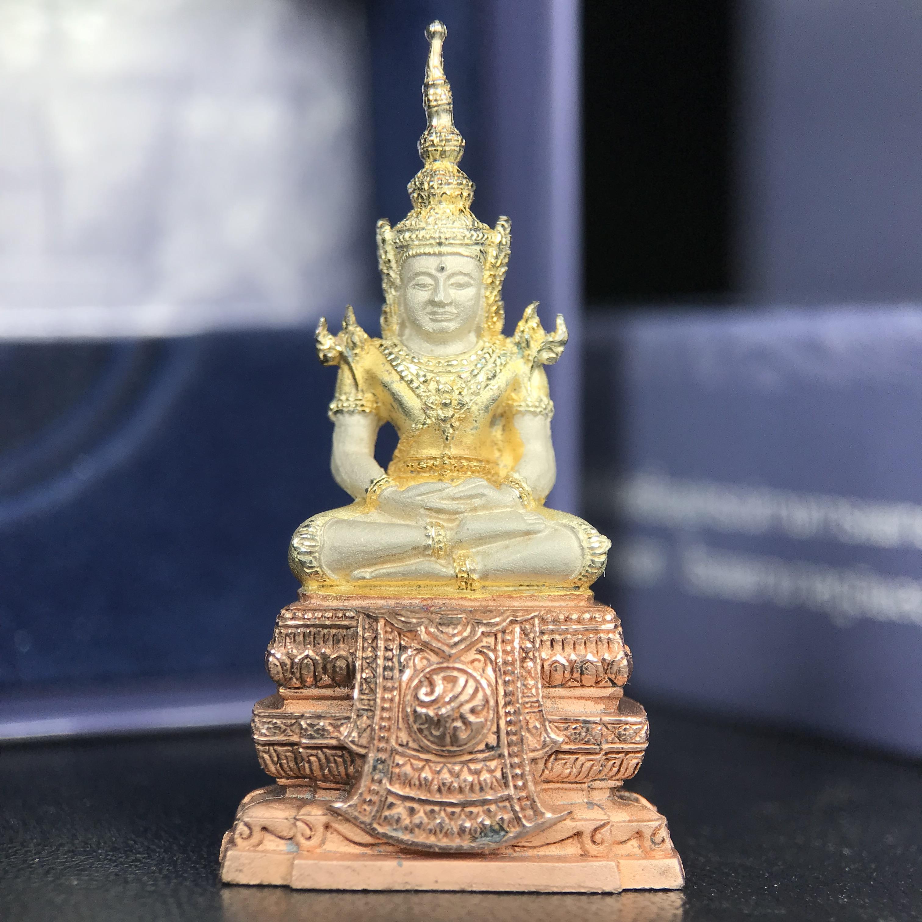 พระแก้วมรกต ภปร. ปี 2547 จัดสร้างโดยโรงพยาบาลภูมิพลอดุลยเดช เนื้อเงิน(3 กษัตริย์) ลอยองค์ หน้าตัก 1/2 นิ้ว สูง 3.7 ซม.พิธีมหามังคาภิเษก ณ พระอุโบสถวัดพระศรีรัตนศาสดาราม(วัดพระแก้ว) งดงามทรงคุณค่าอีกหนึ่งรุ่นยอดนิยม หายาก(องค์หมายเลข ๑๔๑๔)
