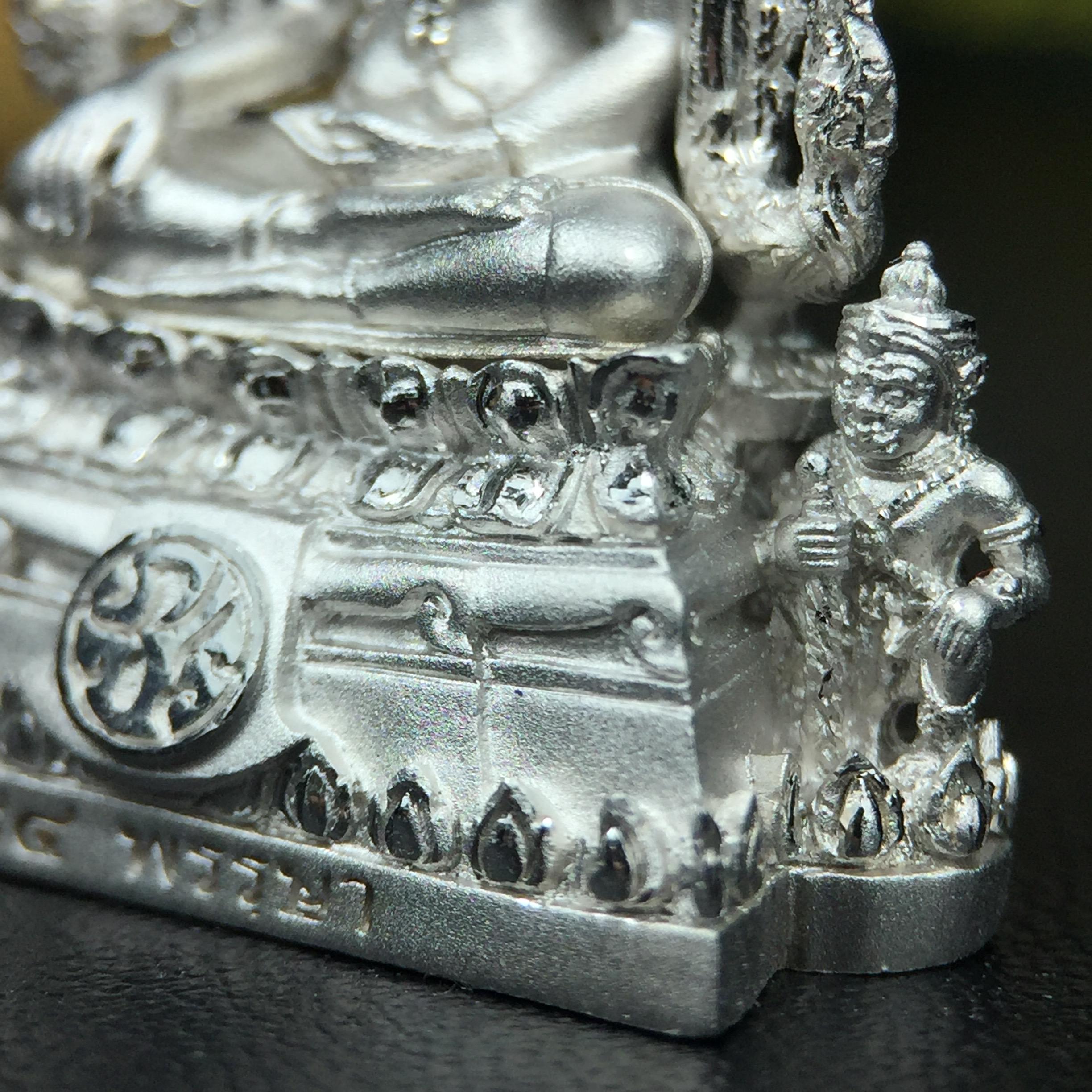 พระพุทธชินราช(จำลอง) ภปร. 84 พรรษา ปี 2554 เนื้อเงินชุบทองคำขาว พิมพ์กลางขนาดหน้าตัก 1/2 นิ้ว(พระราชทานมวลสาร จิตรลดาและเส้นพระเจ้า(เส้นผม)รัชกาลที่9)พุทธศิลป์ทรงคุณค่าอีกหนึ่งรุ่นยอดนิยม(องค์หมายเลขสวย เลขคู่ 1155)