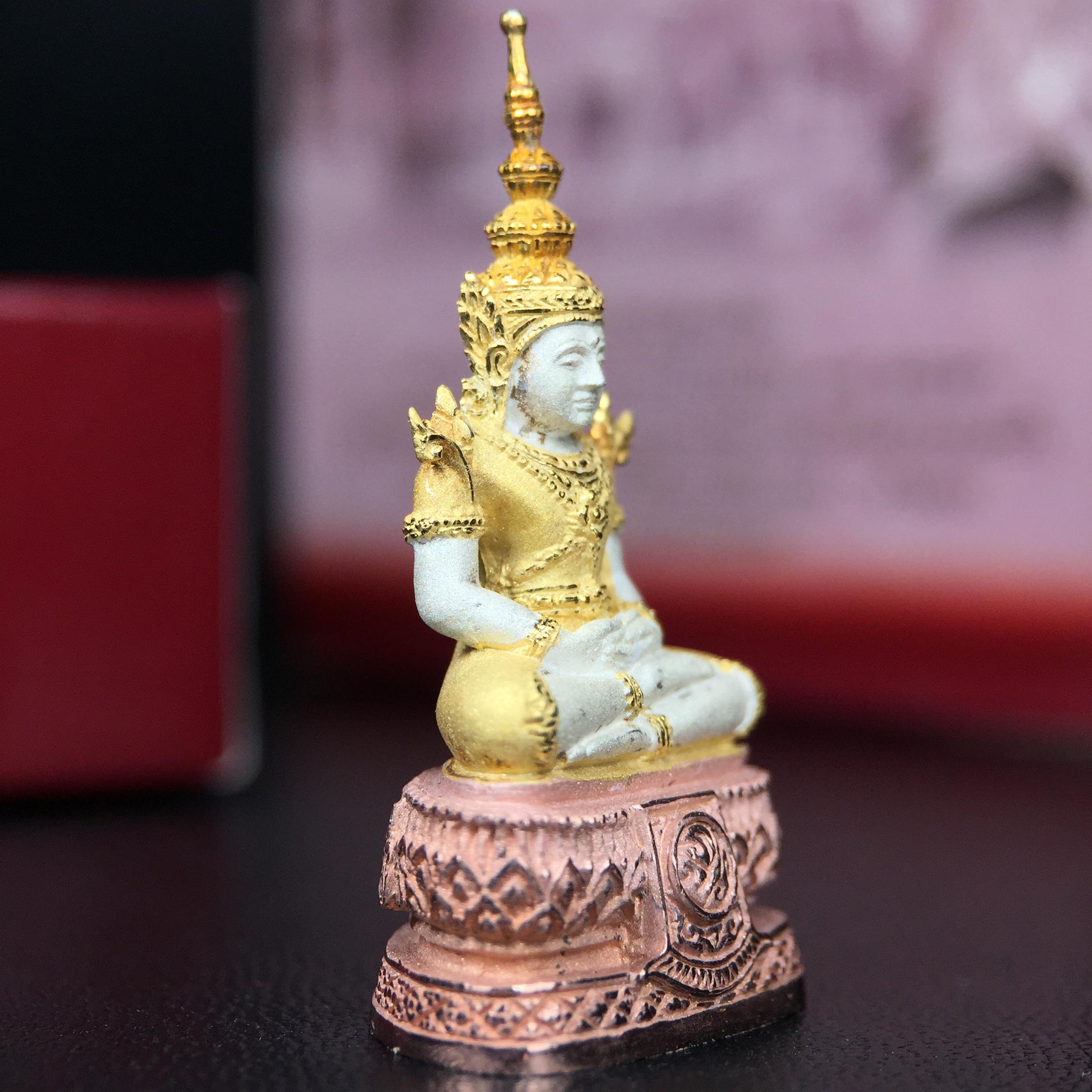 พระแก้วมรกต ภปร.(รุ่นแรก) ปี2545 รุ่นฉลองกรุงรัตนโกสินทร์ครบ 220 ปี พิมพ์ลอยองค์ใหญ่ เนื้อเงินบริสุทธิ์ 92.5% (สามกษัตริย์) ขนาด 19*35 มม. พร้อมกล่องบรรจุดิม สวยครบสมบูรณ์