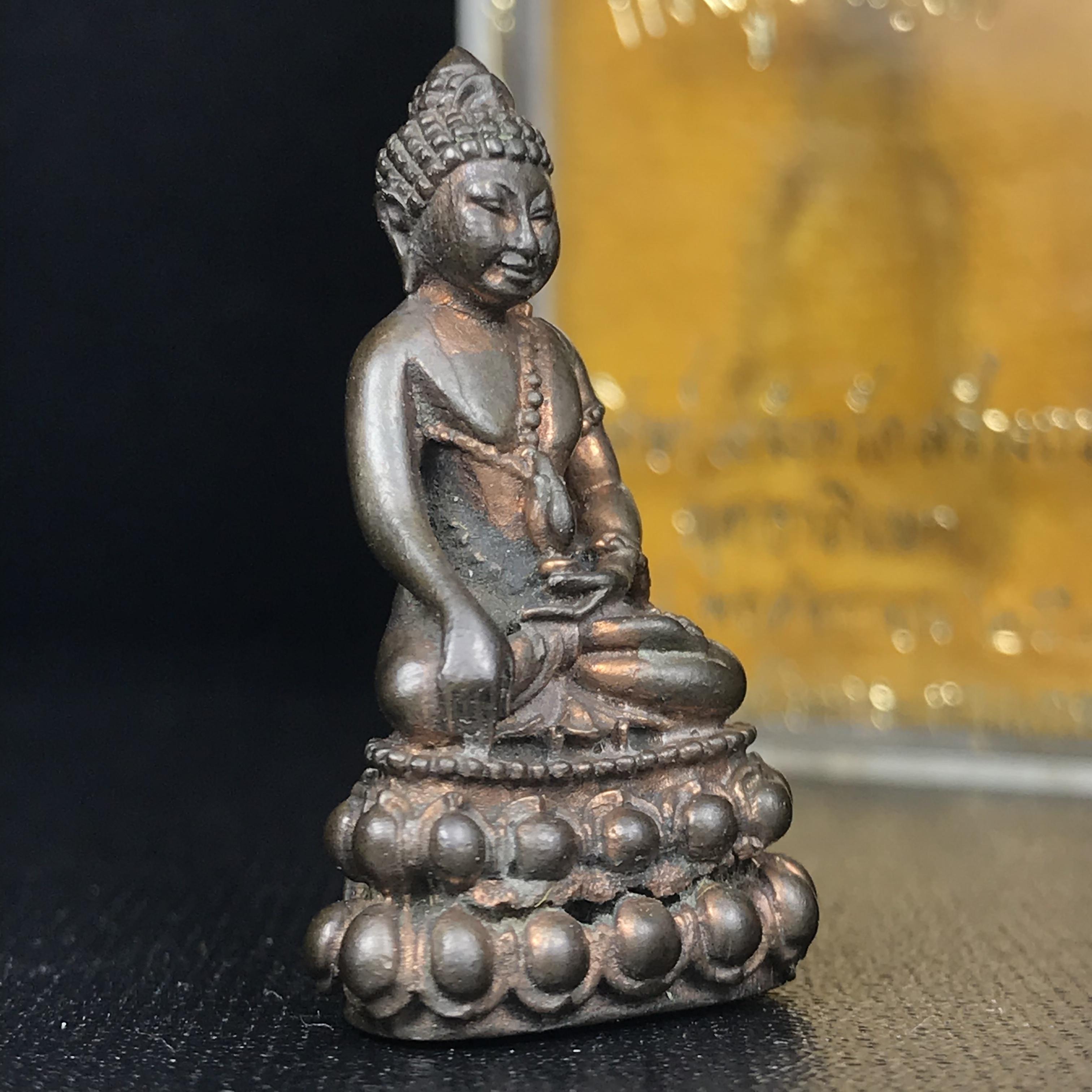 พระกริ่งภูริทัตโต (หลวงปู่มั่น ภูริทัตโต) เนื้อนวโลหะ ปี 2520 สุดยอดพระเกจิสายวิปัสสนากรรมฐานปลุกเสก (สมเด็จพระญาณสังวรเป็นประธานเททอง)(สภาพสวยครบกล่องเดิม)