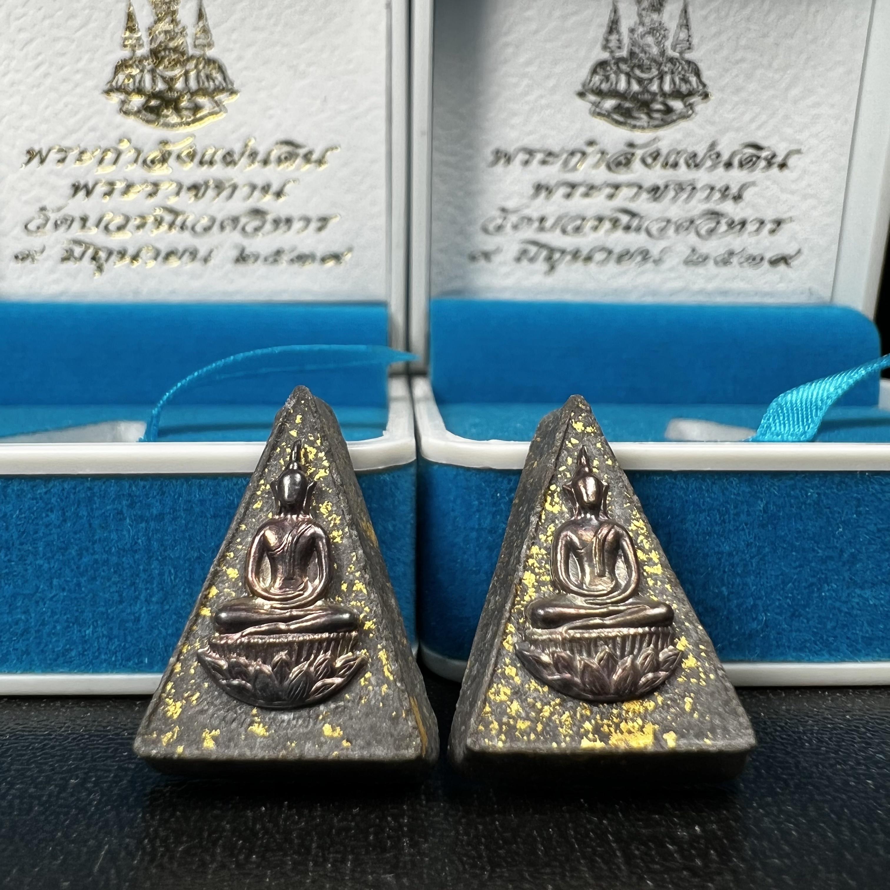 พระกำลังแผ่นดิน พระราชทาน วัดบวรนิเวศวิหาร ปี2539 พิมพ์เล็กหน้ากากเงิน (ในหลวง รัชกาลที่ 9 พระราชทานมวลสารจิตรลดา)นิยมหายาก