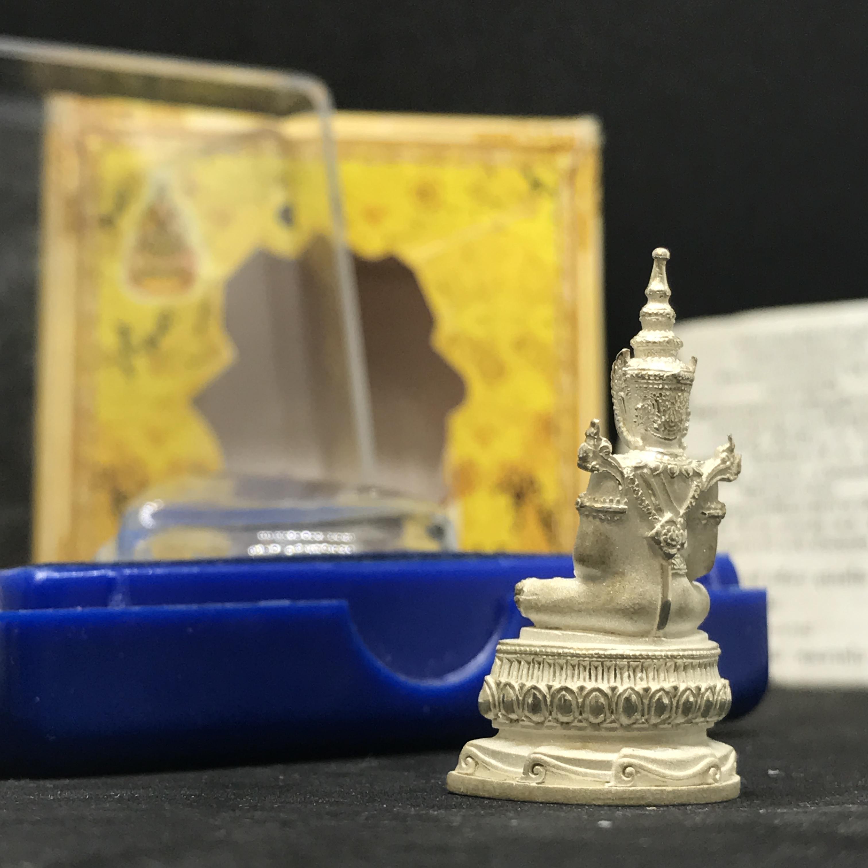 พระแก้วมรกต(จำลอง)ลอยองค์ ขนาดหน้าตัก 1/2 นิ้ว(พิมพ์ใหญ่) ทรงเครื่องฤดูร้อน เนื้อเงิน ตราสัญลักษณ์ฉลองสิริราชสมบัติ ครบ 60 ปี