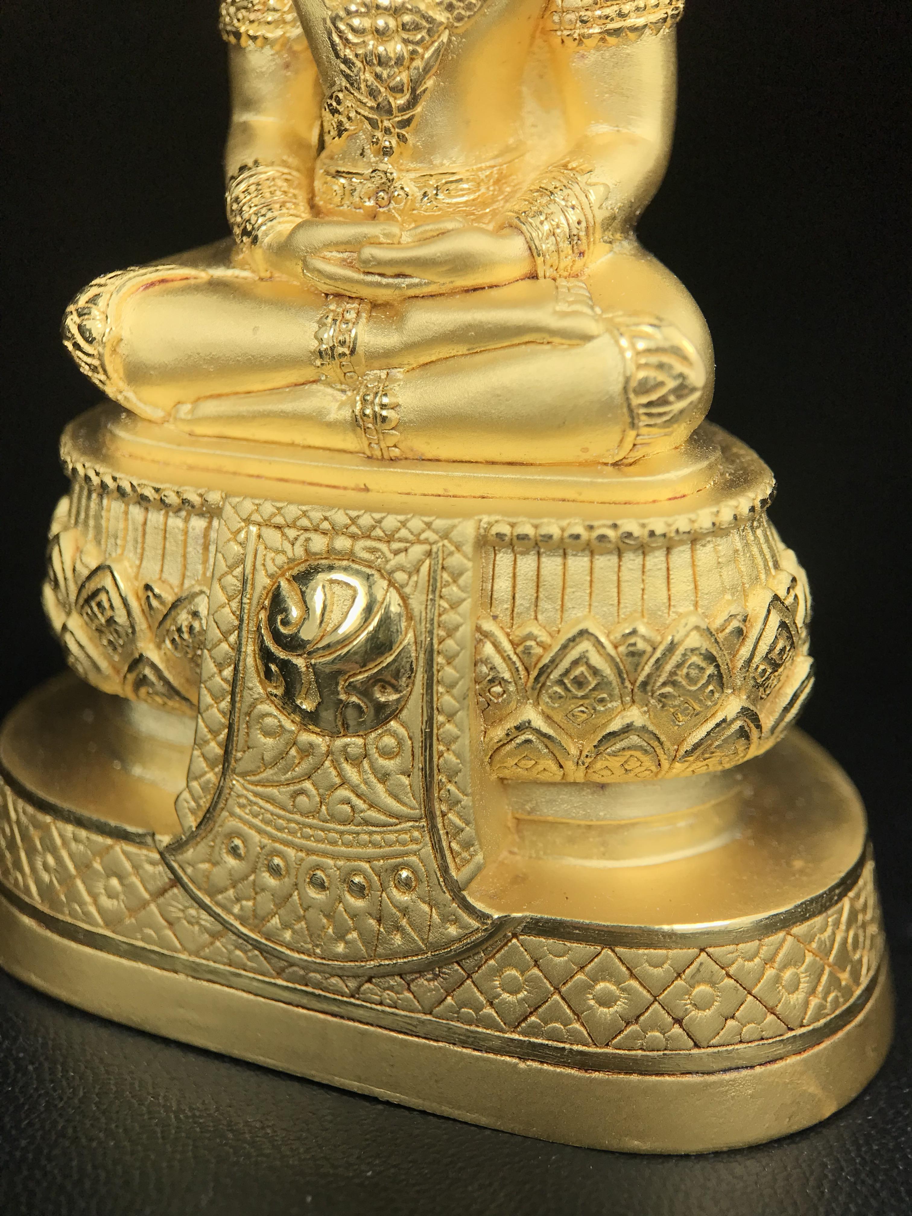 พระแก้วมรกต ภปร.(รุ่นแรก)ปี2545 รุ่นฉลองกรุงรัตนโกสินทร์ครบ 220 ปี หล่อลอยองค์ เนื้อทองคำบริสุทธิ์99.99% ขนาดบูชา 50*90 มม.(องค์หมายเลข ๗๘๙)(เลขมังกร 789 พลังแห่งความ มั่งคั่ง ร่ำรวย อำนาจ บารมี)สุดยอดมงคลแผ่นดินที่ควรเก็บรักษา บูชาเป็นมงคลชีวิต(หายากมาก)