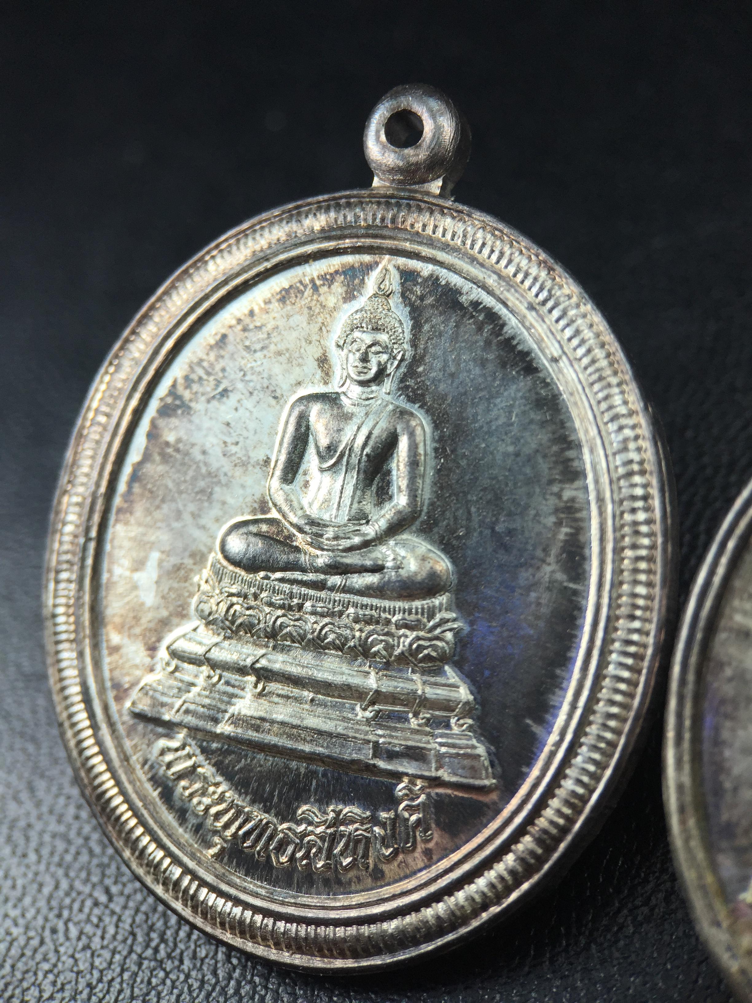 เหรียญพระพุทธสิหิงค์ ภปร. รุ่นมหาลัยธรรมศาสตร์ 60ปี พ.ศ.2537 พิมพ์ใหญ่+พิมพ์เล็ก เนื้อเงินผิวเดิมๆขึ้นสีรุ้งๆสวยมาก(ในหลวงรัชกาลที่9เสด็จในพิธี)(พิธีใหญ่ เกจิที่มีชื่อเสียงมาร่วมปลุกเสกจำนวนมาก ชนวนมาลสารเก่าเข้มขลัง )ของดีธรรมศาสตร์ที่ศิษย์เก่าไม่ควรพลาด