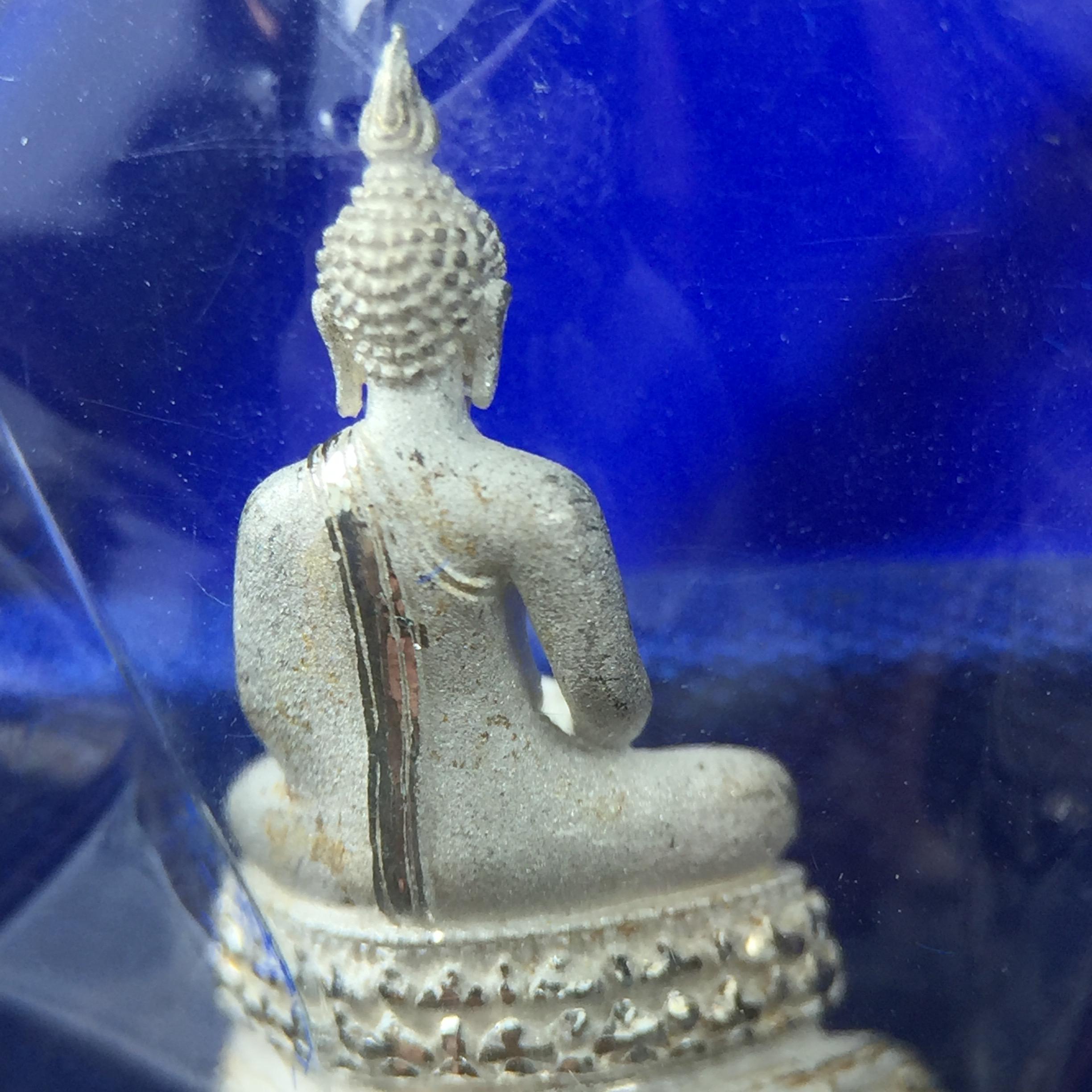 พระชัยวัฒน์พุทธสิหิงค์ ภปร. รุ่นสร้างหอพระธรรมศาสตร์ ปี2542 เนื้อเงิน(ผิวเดิม ซีนซองเดิม กล่องครบสวยสมบูรณ์) มหาพิธี 3วาระอันยิ่งใหญ่(ตอกโค๊ตและหมายเลข)1ใน 10000 องค์