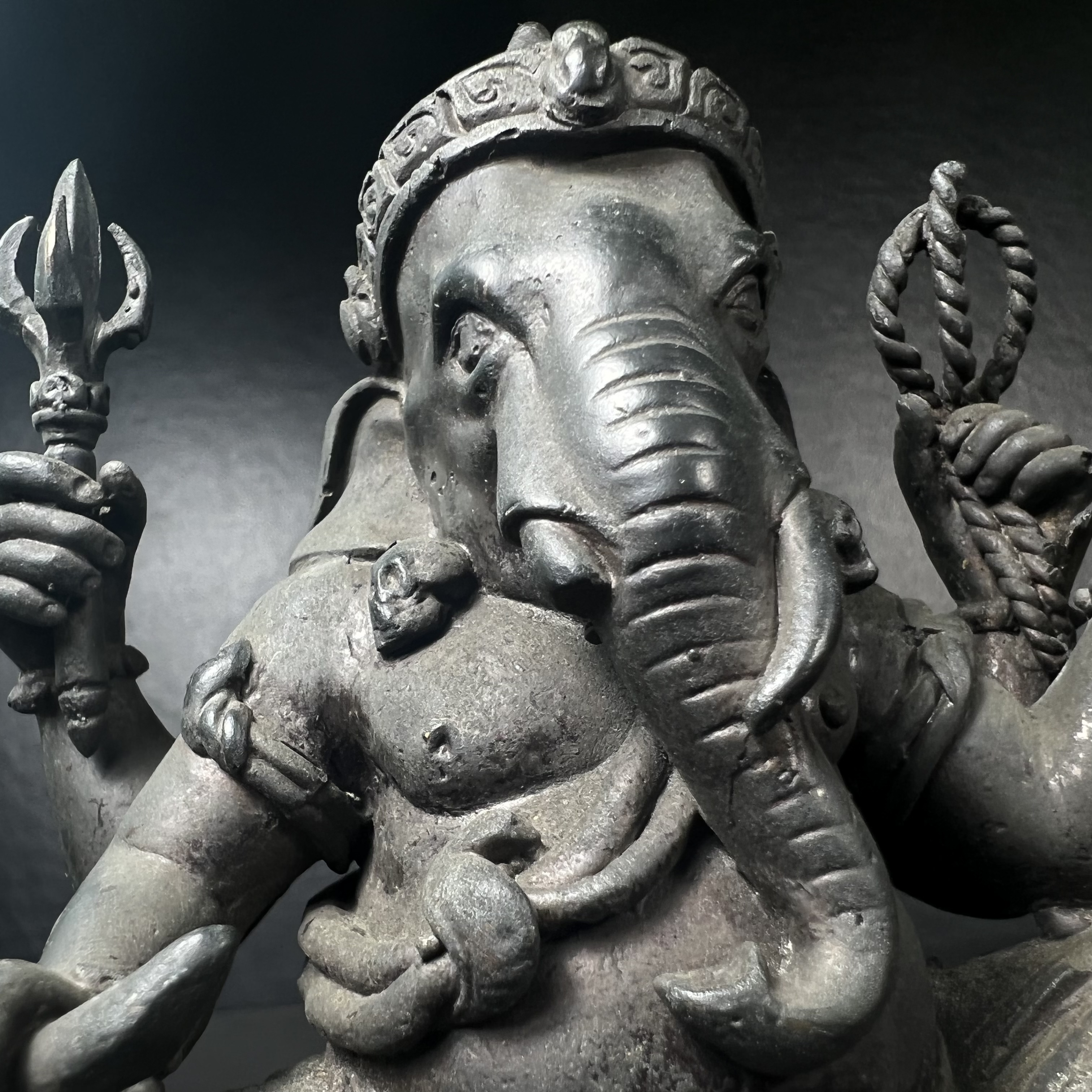 พระพิฆเนศ กรมศิลปากร ปี2547 ขนาดบูชาหน้าตัก 3 นิ้ว โลหะผสมเนื้อดี มีโค๊ดหมายเลขกำกับNo.993 (1 ใน 5000 องค์)รุ่นยอดนิยมหายาก