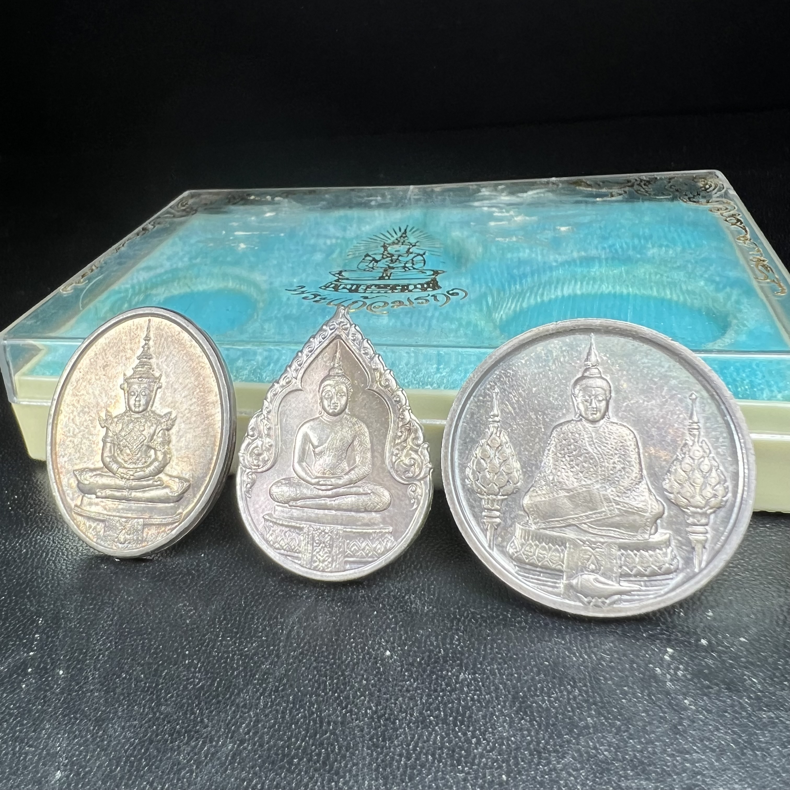 เหรียญพระแก้วมรกตหลัง ภปร. ฉลองกรุงรัตนโกสินทร์ครบ 200 ปี พ.ศ.2525 เนื้อเงิน(ผิวเดิมสวย)กล่องบรรจุเดิมครบ 3พิมพ์ ร้อน ฝน หนาว(บล็อกแรกไม่มีพระราชศรัธานิยม)(ในหลวงรัชกาลที่9 เสด็จในพิธี)พระคู่บ้านคู่เมือง...พระดี...พิธีใหญ่(บล็อกแรกครบชุด ผิวเดิม หายาก)