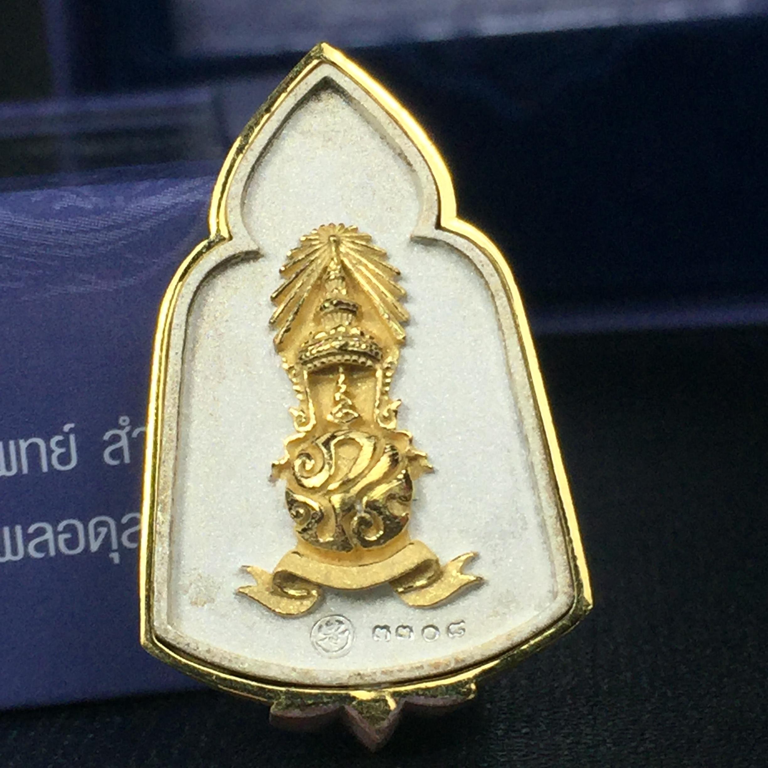 พระแก้วมรกต ภปร. ปี2547 จัดสร้างโดย รพ.ภูมิพลฯ เนื้อเงิน(3 กษัตริย์) เหรียญทรงซุ้ม(1ใน3000องค์)