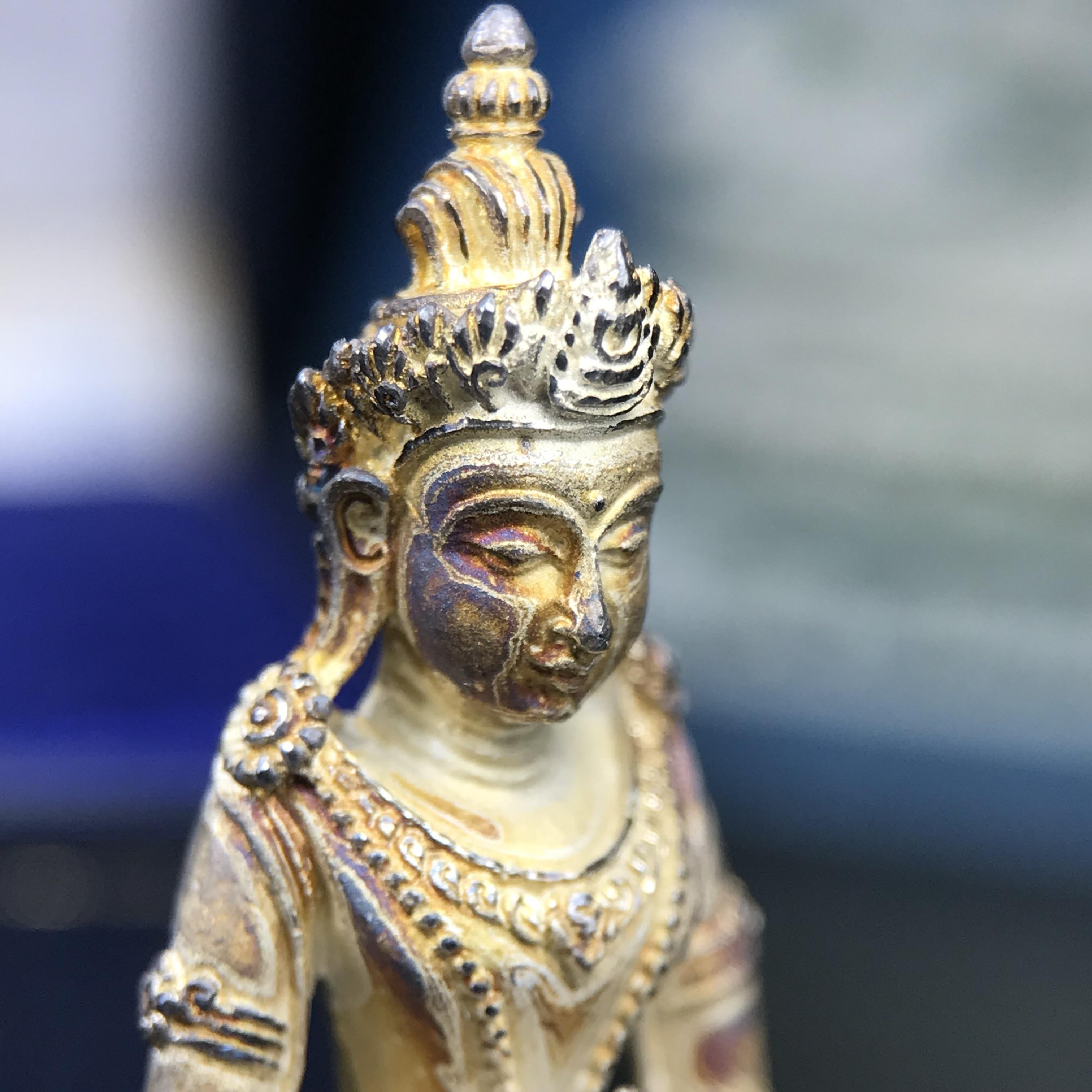 พระกริ่งอวโลกิเตศวร ( เจ้าแม่กวนอิม ) วัดโพธิ์แมนคุณาราม รุ่นอุดมโภคทรัพย์ พ.ศ.2539 เนื้อเงินพ่นทราย(ผิวเดิม ขึ้นสีรุ้งธรรมชาติ แบบนิยม เสน่ห์ของพระเนื้อเงิน) (พร้อมกล่องบรรจุการ์ดใบรับรองเดิมครบ)(อีกหนึ่งรุ่นยอดนิยม พุทธศิลป์สวยงดงาม)หายาก 1 ใน 5000 องค์