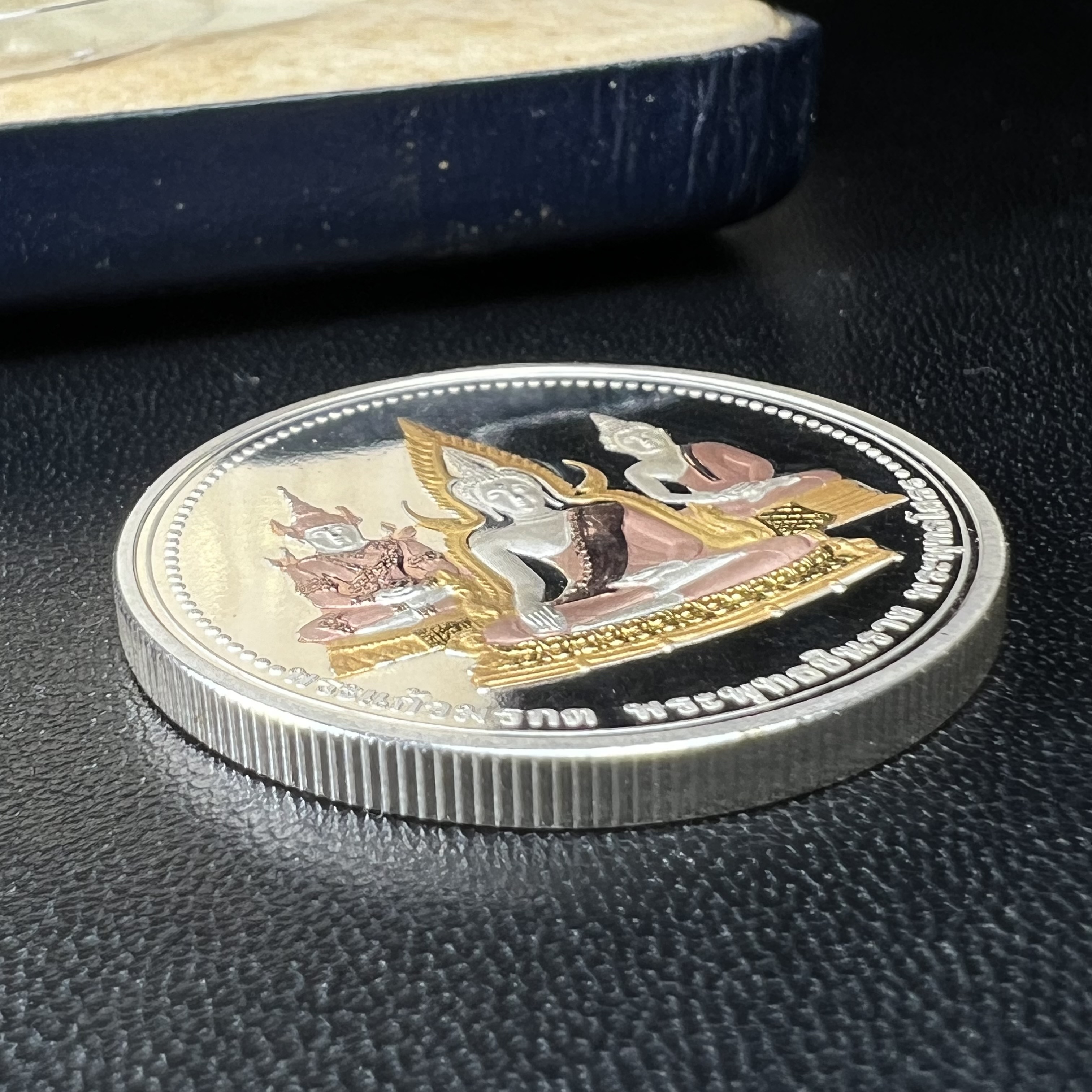 เหรียญพระแก้วมรกต พระพุทธชินราช พระพุทธโสธร รุ่นพุทธบารมี ปี 2540 เนื้อเงินขัดเงา 99.9% ชุบ 3 กษัตริย์ พร้อมกล่องบรรจุเดิม พิธีพุทธาภิเษก 2 พิธี มหามงคล (พระพุทธคู่บ้านคู่เมือง รูปแบบเหรียญสวยงดงามมาก พิธีใหญ่ เป็นที่นิยม)สร้างน้อยหายาก 1 ใน 500 เหรียญ