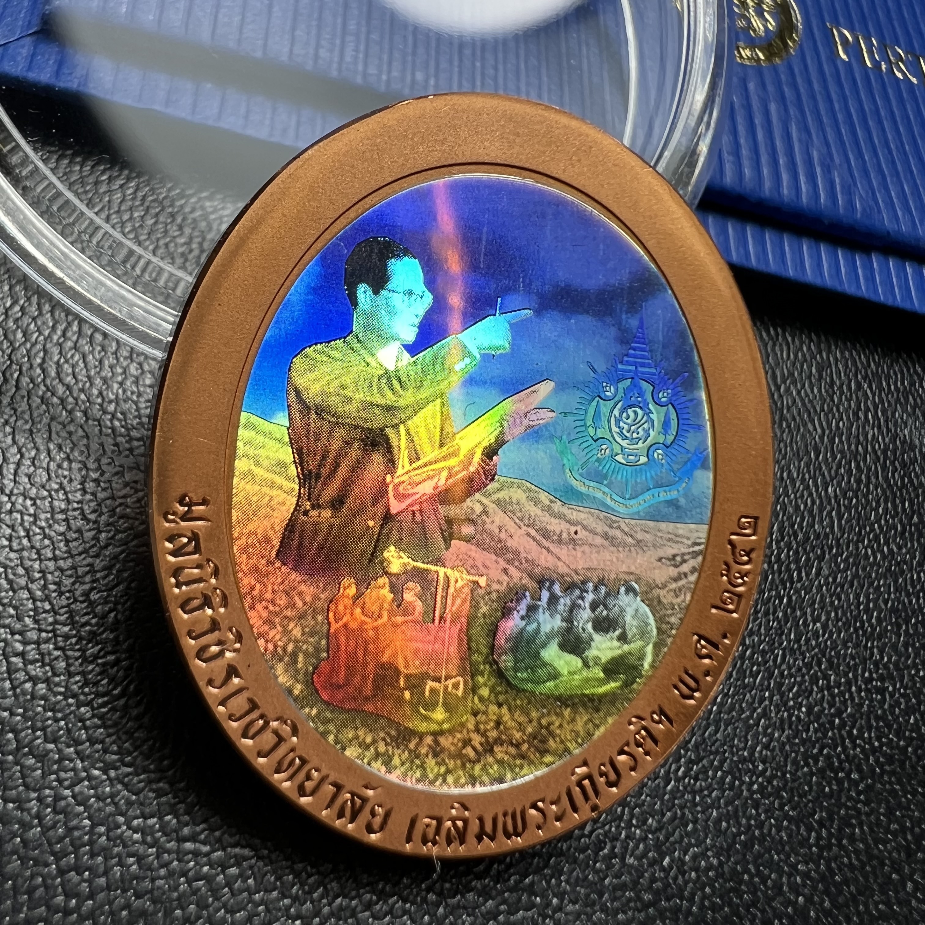 เหรียญ ร.9 เฉลิมพระเกียรติ 72 พรรษา 3 มิติโฮโลแกรม(รุ่นแรก) เนื้อทองแดงขัดเงา(ผลิตจากโรงงานกษาปณ์ฮูกานินทร์ ประเทศสวิสเซอร์แลนด์)(สภาพสวยเดิมพร้อมกล่องบรรจุใบรับรองเดิม)