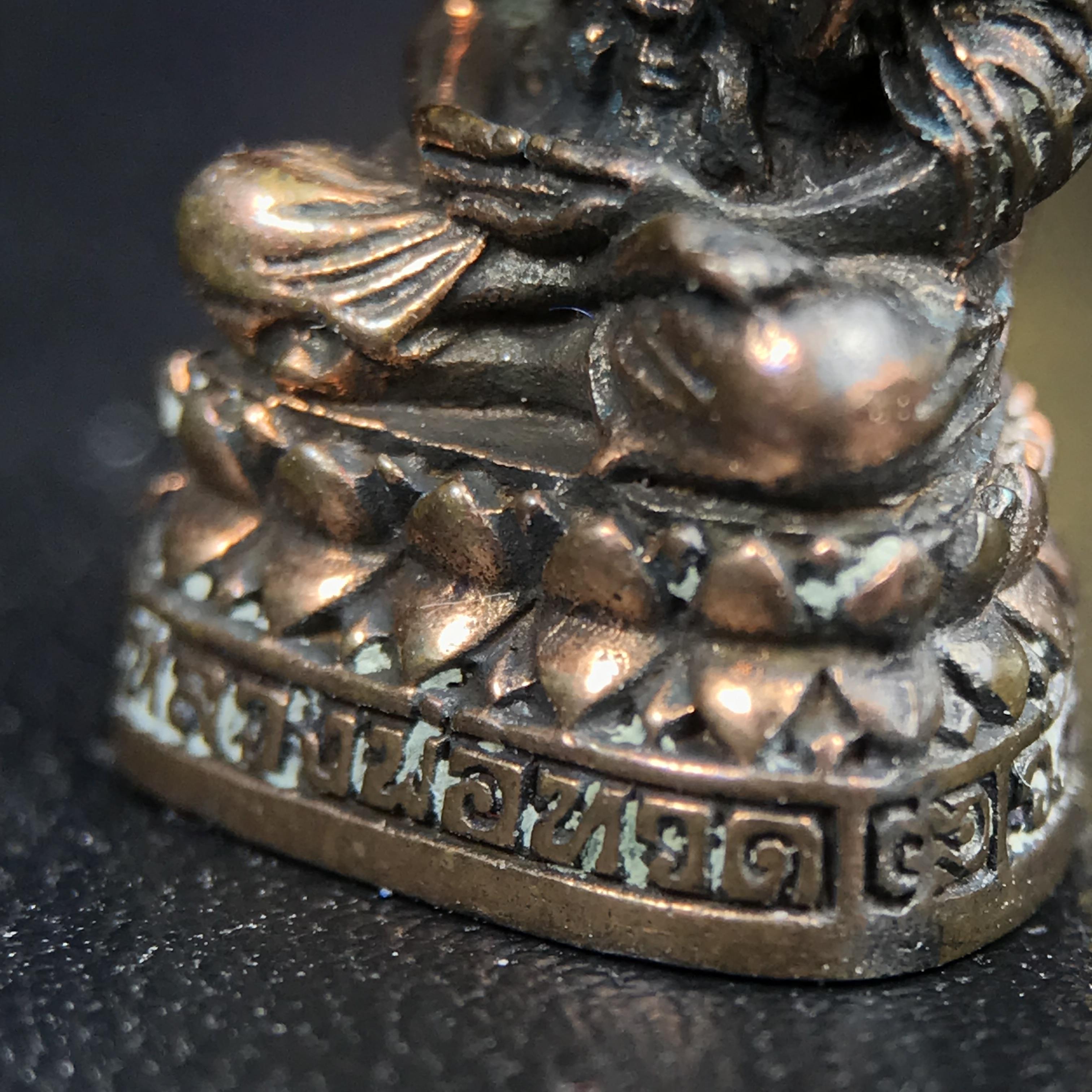 รูปเหมือนหล่อลอยองค์หลวงปู่ทวด รุ่น 111ปี กระทรวงกลาโหม เนื้อนวโลหะรมดำ-ปัดเงา ปี2540 พิธีใหญ่ เข้มขลัง นิยม พร้อมกล่องบรรจุเดิม(คัดสภาพสวยผิวเทพๆผิวรุ้งๆ)ทั้งพิธีทั้งพุทธศิลป์ทรงคุณค่าอีกหนึ่งรุ่นยอดนิยม