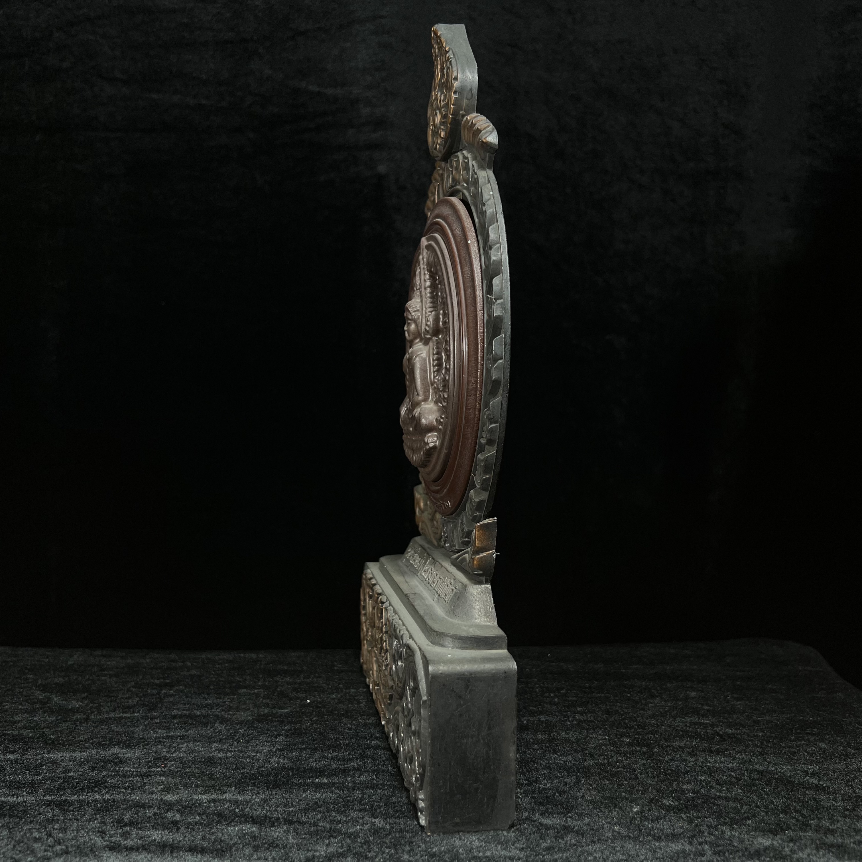 แผ่นโล่พระพิมพ์พระพุทธชินราชขนาดบูชา(กรรมการ) จำลองในแบบคล้ายนวโลหะเนื้อรีจิท พร้อมฐานโลหะกรอบซุ้มลายกนก ขนาดบูชาสูง13*8.5 นิ้ว วัตถุมงคลคุ้มเกล้าฯ มหามงคล รัชกาลที่ 9 จัดสร้างปี 2527 พิธีใหญ่ ยอดนิยมหายาก(พบเจอน้อยมาก)