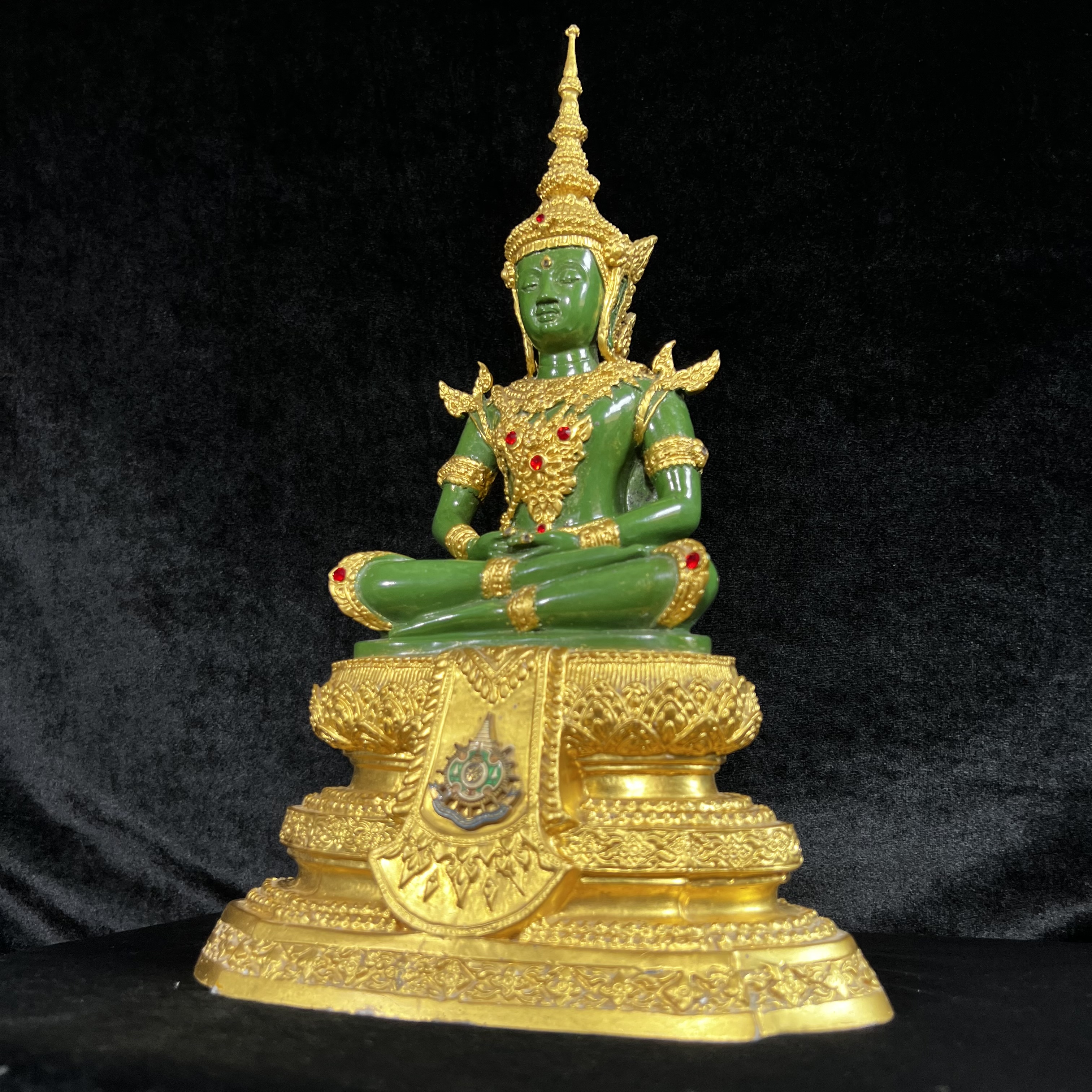 พระพุทธมหามณีรัตนปฏิมากร (จำลอง)พระแก้วมรกต วัดพุทธไทยถาวรวนาราม นครนิวยอร์ก ตรา ภปร. 6รอบ 72พรรษา ในหลวงรัชกาลที่9 ปี2542 ขนาดบูชาหน้าตัก 5นิ้ว หล่อเนื้อโลหะ(ในหลวงรัชกาลที่9 เสด็จเจิมพระสุหร่าย)(1ใน999องค์)