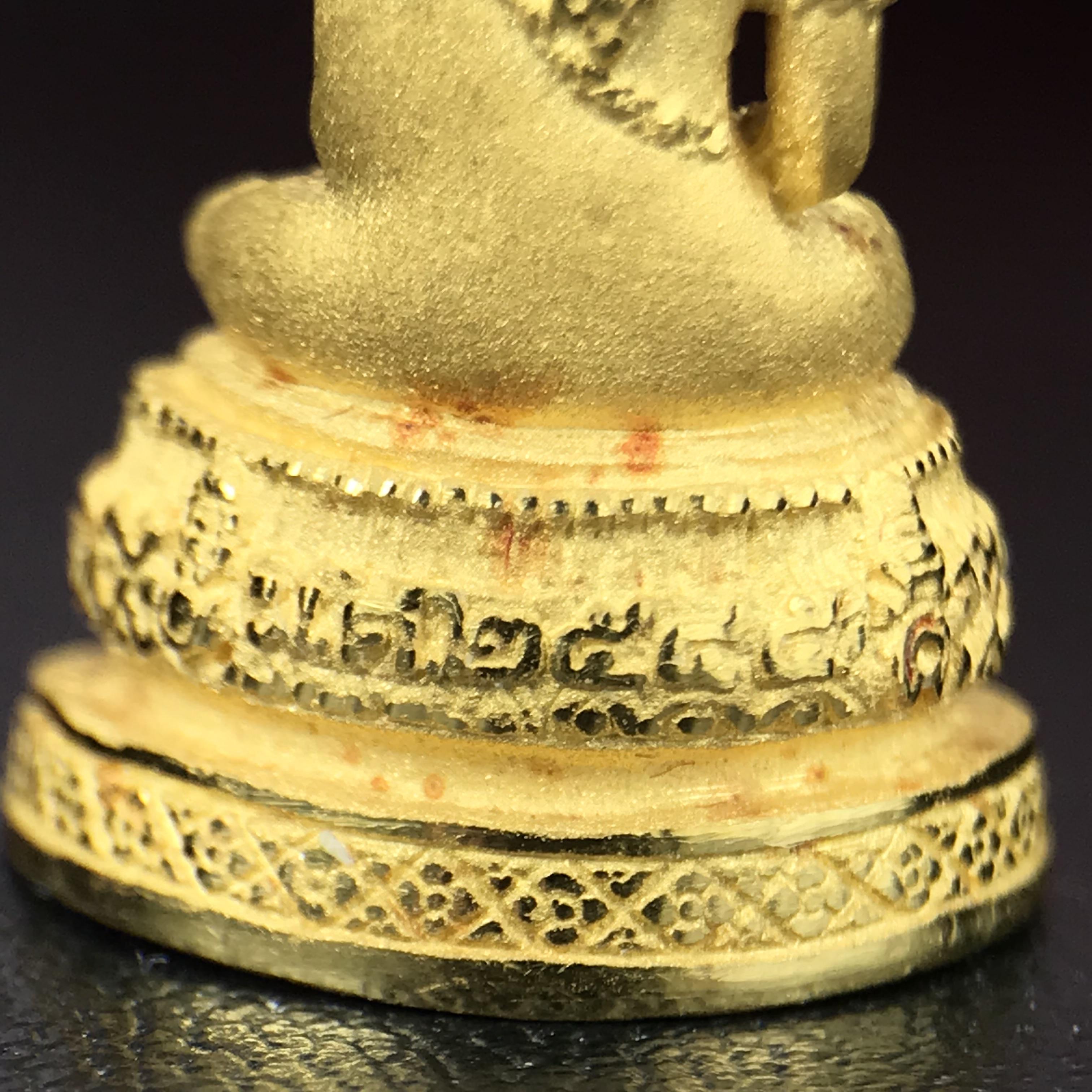 พระแก้วมรกต ภปร.(รุ่นแรก) ปี2545 รุ่นฉลองกรุงรัตนโกสินทร์ครบ 220 ปี พิมพ์ลอยองค์เล็ก เนื้อทองคำบริสุทธิ์ 96.5%(6.5กรัม) ขนาด 10*19 มม.ครบสมบูรณ์(องค์หมายเลข ๙๙)(หมายเลขมงคลเจริญก้าวหน้าในทุกๆด้าน)สุดยอดมงคลแผ่นดินที่ควรเก็บรักษา บูชาเป็นมงคลชีวิต(หายาก)