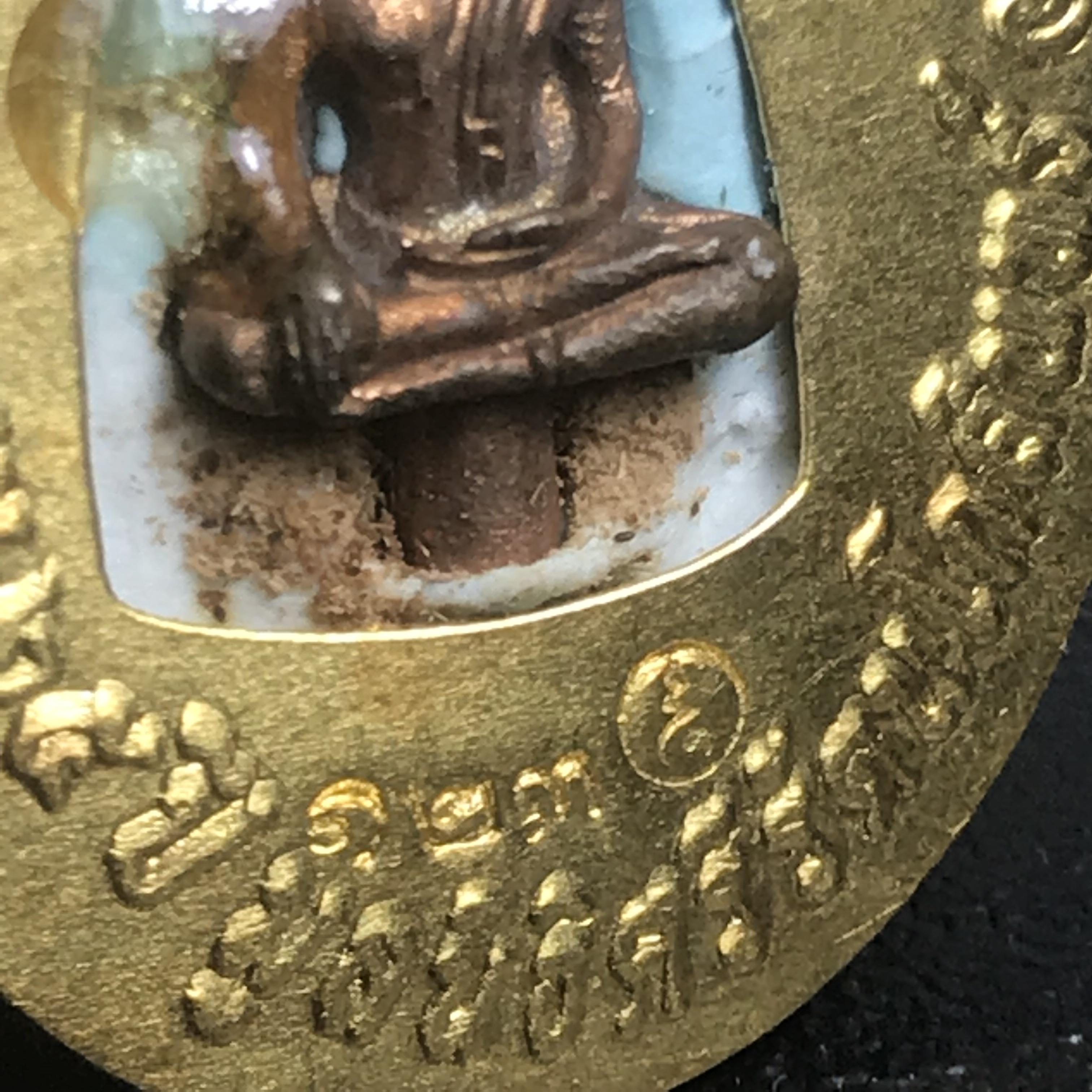 ล็อกเกตในหลวงรัชกาลที่9 ที่ระลึกครบ 25 ปี มูลนิธิศรีรัตนโกสินทร์ วัดสุทธาราม พ.ศ. 2550 พิมพ์ทรงวงรีรูปไข่เล็ก ฉากสีทอง หลังปิดแผ่นทองคำ ฝังพระยอดธง บรรจุมวลสารจิตรลดาและเกศาในหลวง ร.9 (หมายเลข 123)(นัมเบอร์สวยเลขเรียง)(นิยมหายากสุด)(1 ใน 422 องค์)