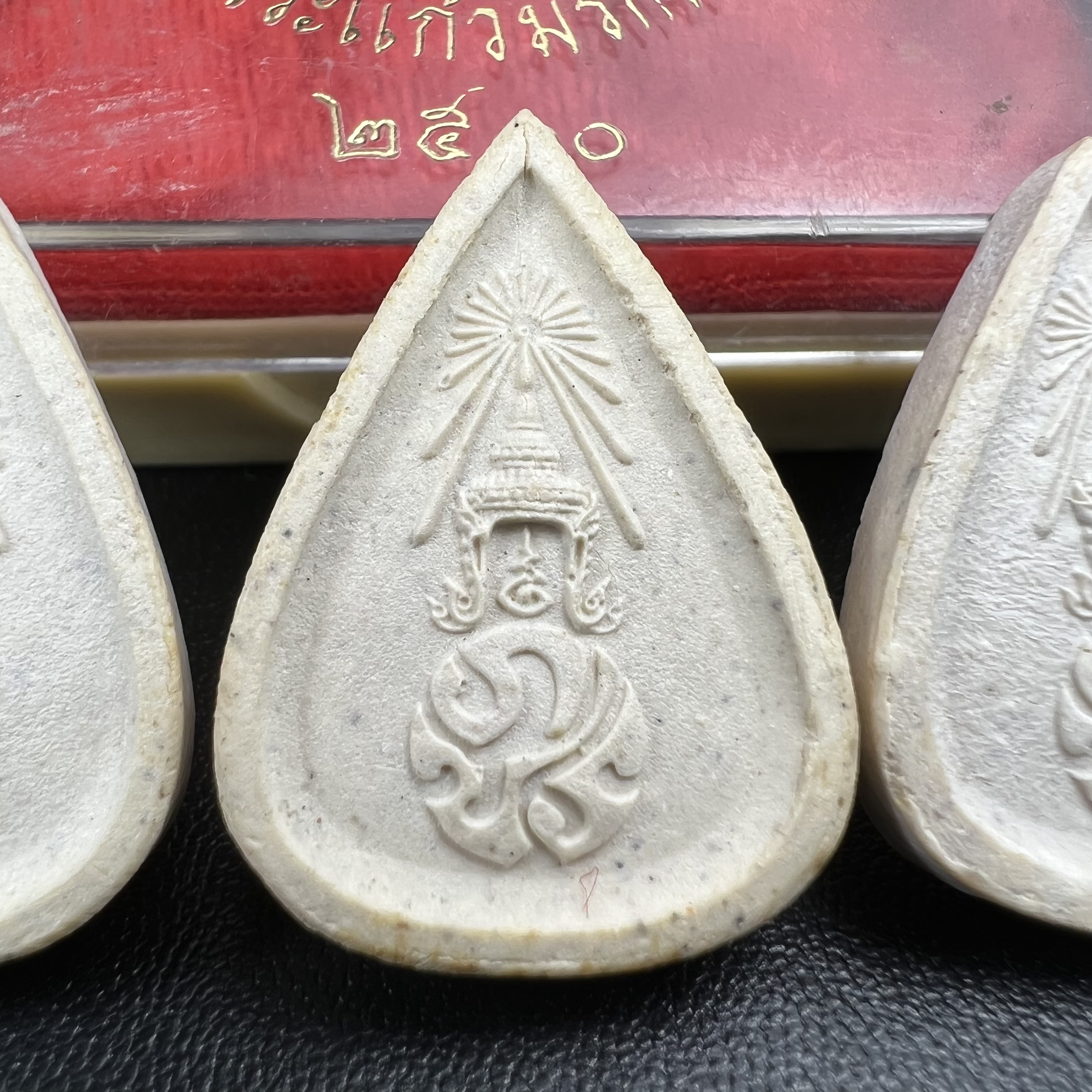 พระแก้วมรกต หลัง ภปร. เนื้อผง ปี2530 พระดี พิธีใหญ่ ประกอบพิธีพุทธาภิเษกพร้อมกับพิธีพระกริ่งปวเรศ ปี2530 วัดบวรนิเวศและวัดพระแก้ว(ครบชุดสามฤดูกล่องเดิมครบ)หายาก