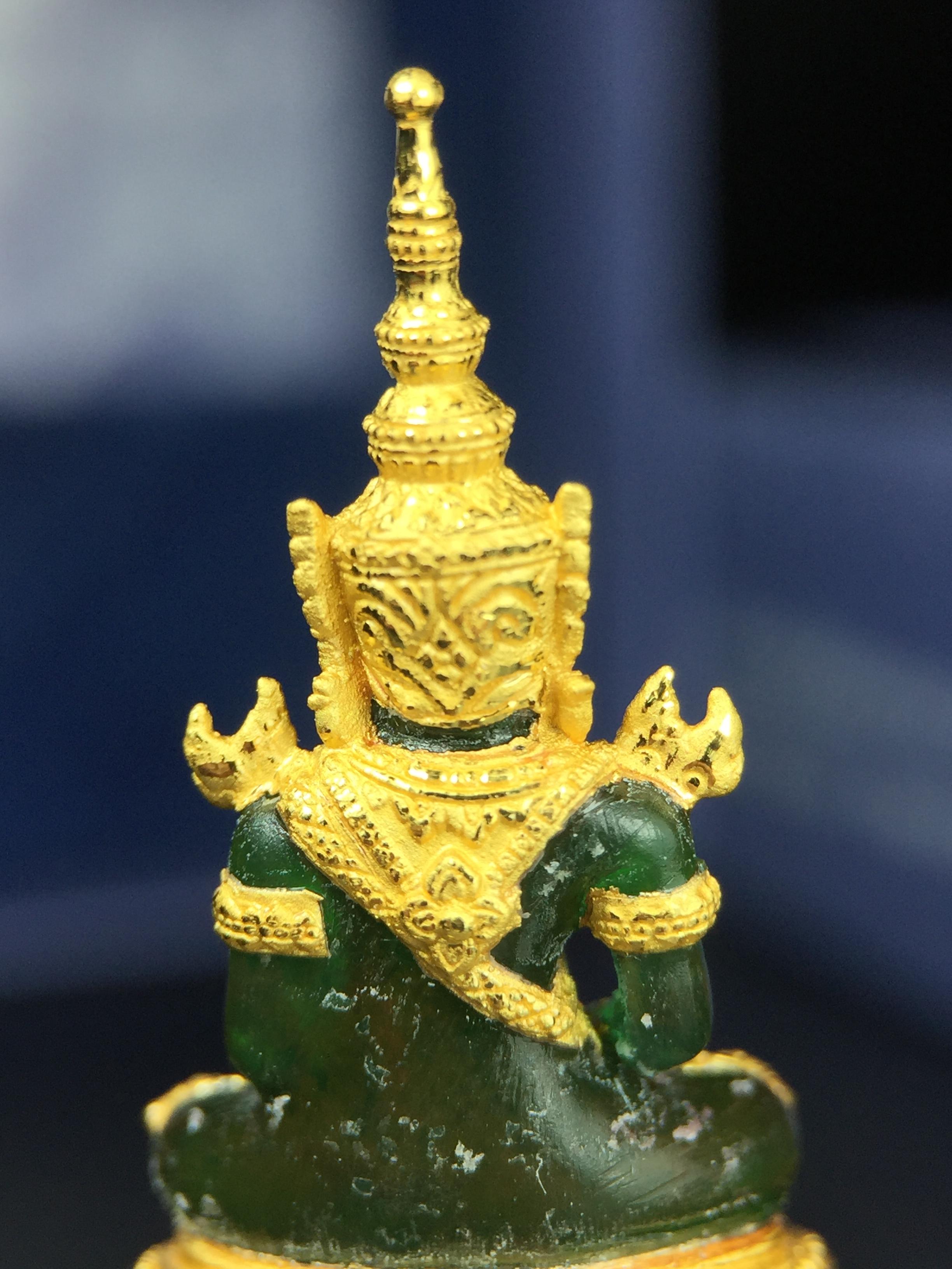 พระแก้วมรกต ภปร. จัดสร้างโดย รพ.ภูมิพลฯ ปี2547 ลอยองค์ขนาดหน้าตัก 1/2 นิ้ว เนื้อเรซิ่นหุ้มทองคำ99.99 งดงามทรงคุณค่าอีกหนึ่งรุ่นยอดนิยม หายาก