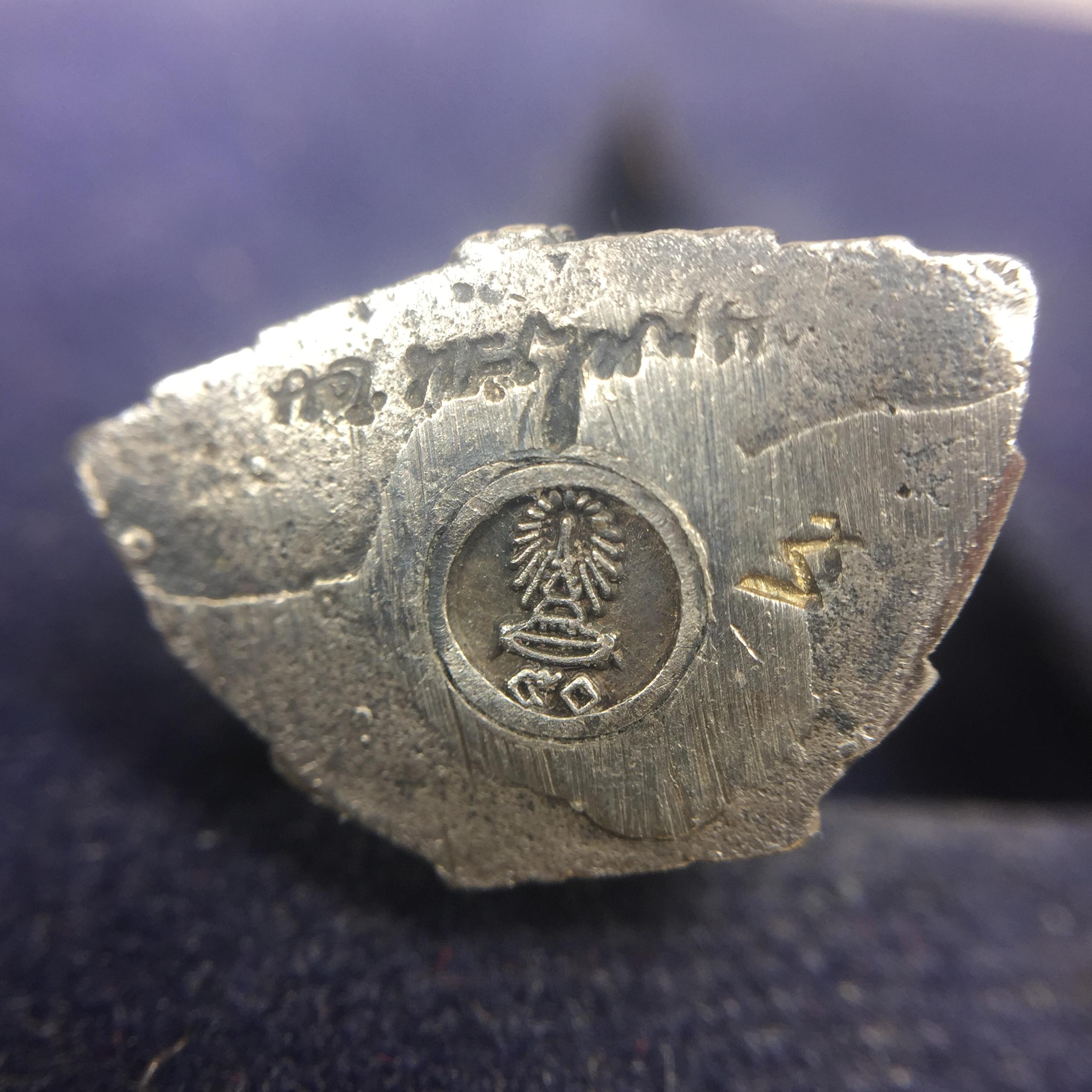 พระกริ่งพระพุทธชินสีห์ ภปร ทันโตเสฏโฐ ปี 2533 เนื้อเงิน (วัตถุมงคลหนึ่งเดียวที่บรรจุพระทนต์(ฟัน)ในหลวงรัชกาลที่9 พระราชทานให้จัดสร้าง)(1ใน1999องค์)