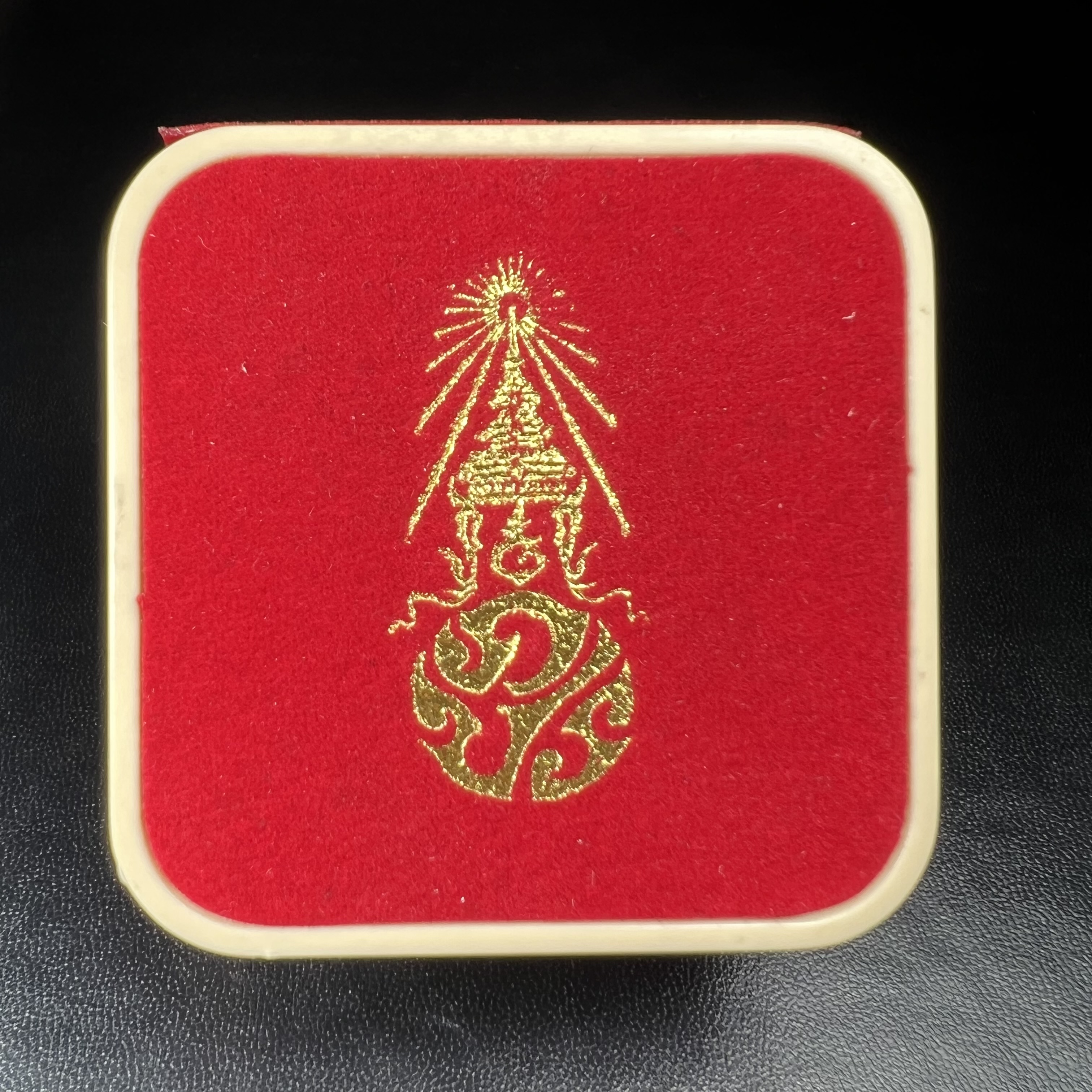 พระกริ่งพระพุทธชินสีห์ ภปร. กระทรวงสาธารณสุขจัดสร้าง เพื่อสมทบกองทุนฟันเทียมพระราชทาน ในโอกาสฉลองในหลวงรัชกาลที่ 9 พระชนมายุ 80 พรรษา ปี 2550 สมเด็จพระญาณสังวรทรงประทานพระเกศา และผงมวลสารส่วนพระองค์ เพื่อบรรจุในพระกริ่ง เนื้อนวโลหะตอกโค๊ต (1 ใน 6499 องค์)