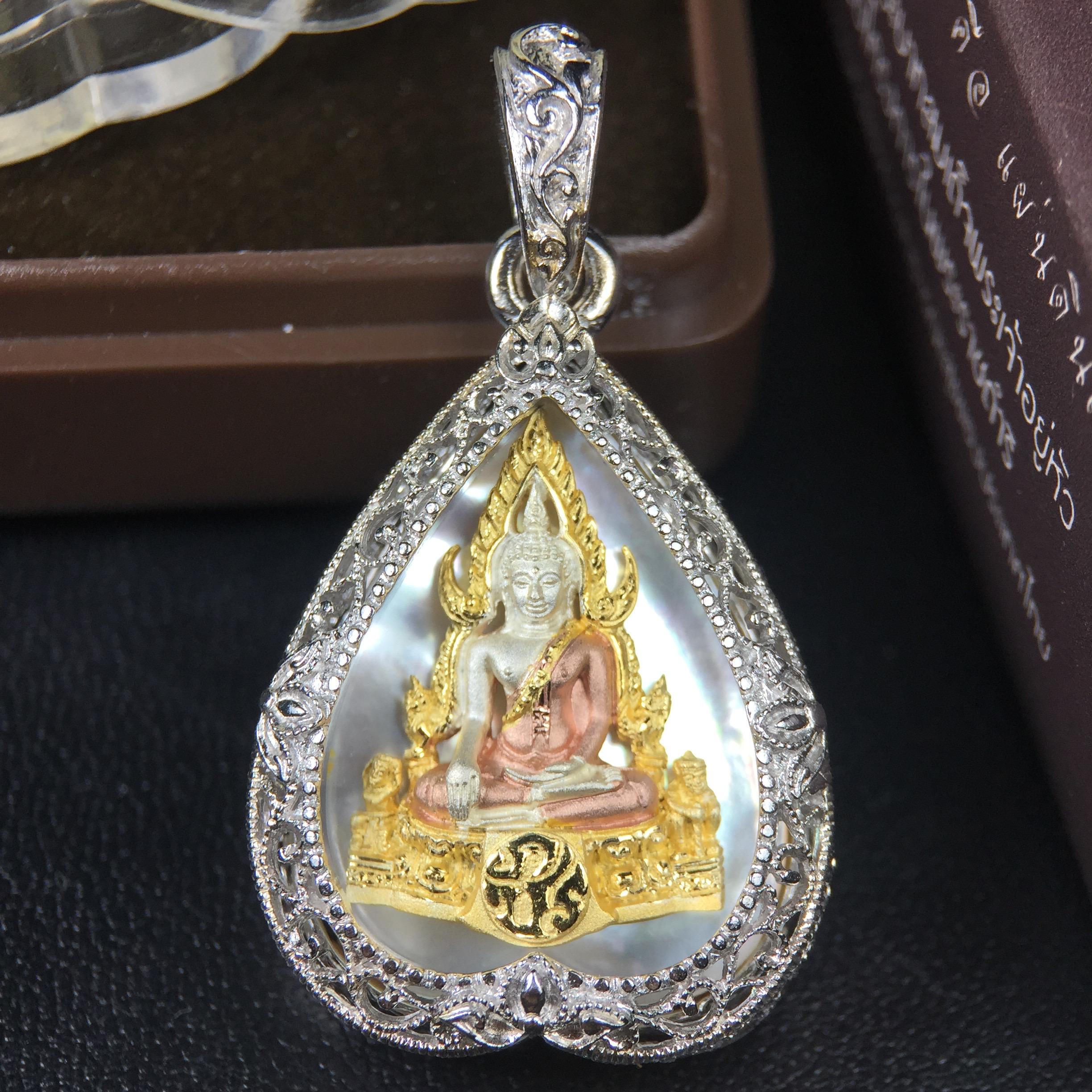 พระพุทธชินราช ภปร. โครงการ "เพราะแผ่นดินนี้ คือ แผ่นดินเกิด" ปี2548(รุ่นแรก) เหรียญทรงใบโพธิ์ ขนาด 21 x 29 มม. เนื้อเงินสามกษัตริย์ องค์พระชุบสามกษัตริย์ ล้อมด้วยกรอบเงินชุบทองคำขาวสลักเสลาเป็นลวดลายละเอียดอ่อน ส่วนพื้นองค์พระเป็นเปลือกหอยมุข