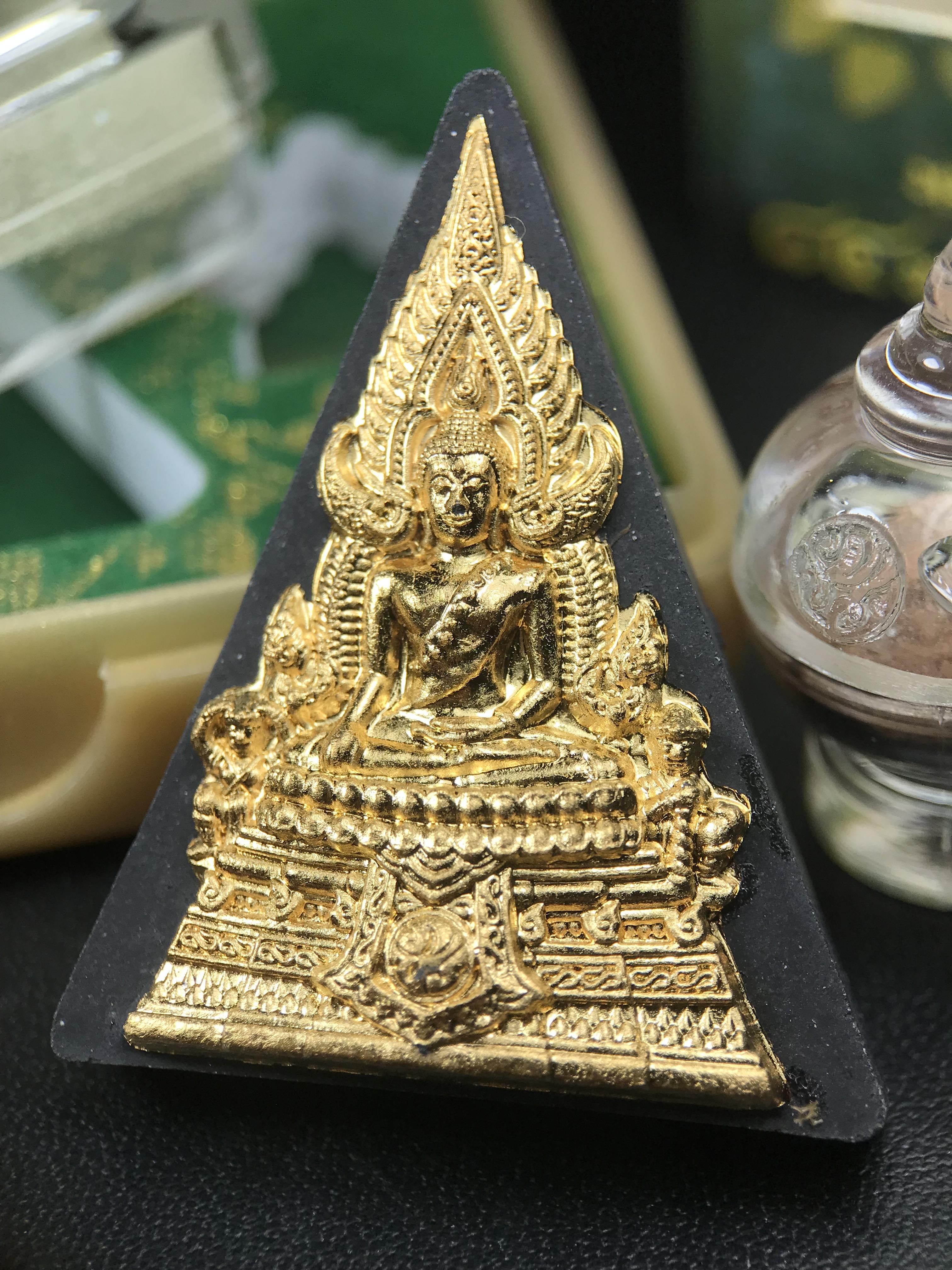 พระพุทธชินราช ภปร. 84พรรษา เนื้อผงปิดทองด้านหน้า หลัง ภ.ป.ร. เนื้อแดง (พระราชทานมวลสาร จิตรลดาและเส้นพระเจ้า(เส้นผม)ในหลวงรัชกาลที่9)พุทธศิลป์ทรงคุณค่าอีกหนึ่งรุ่นยอดนิยม(องค์หมายเลข ๒๕๔๙)1 ใน 10000 องค์